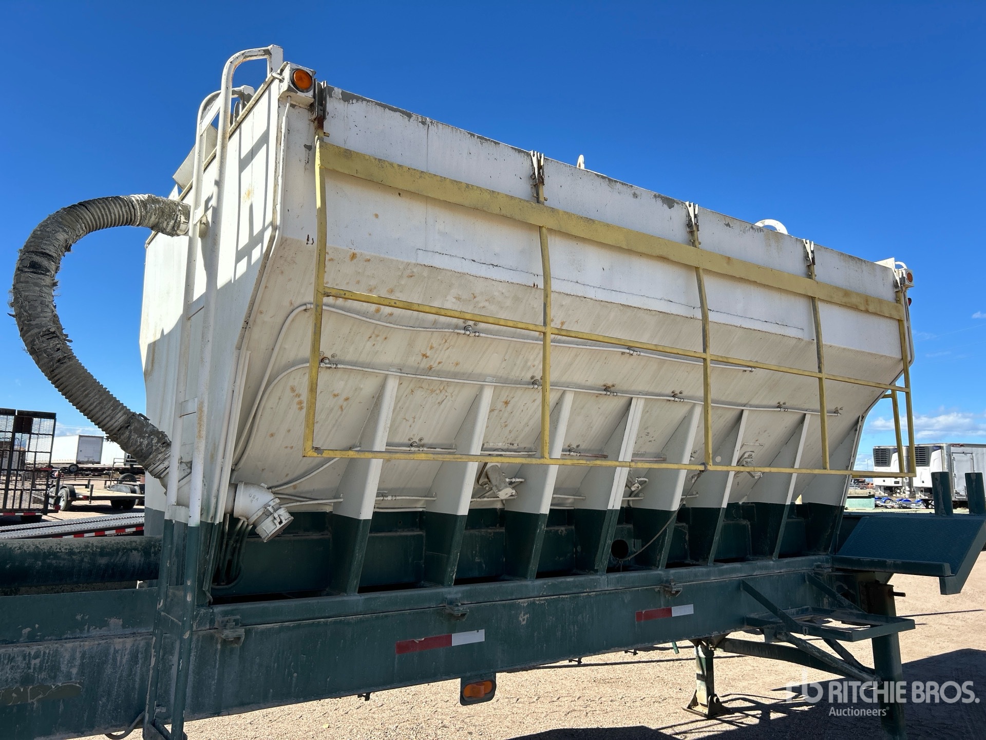 1969 Fruehauf T/A CEMENT AUGER