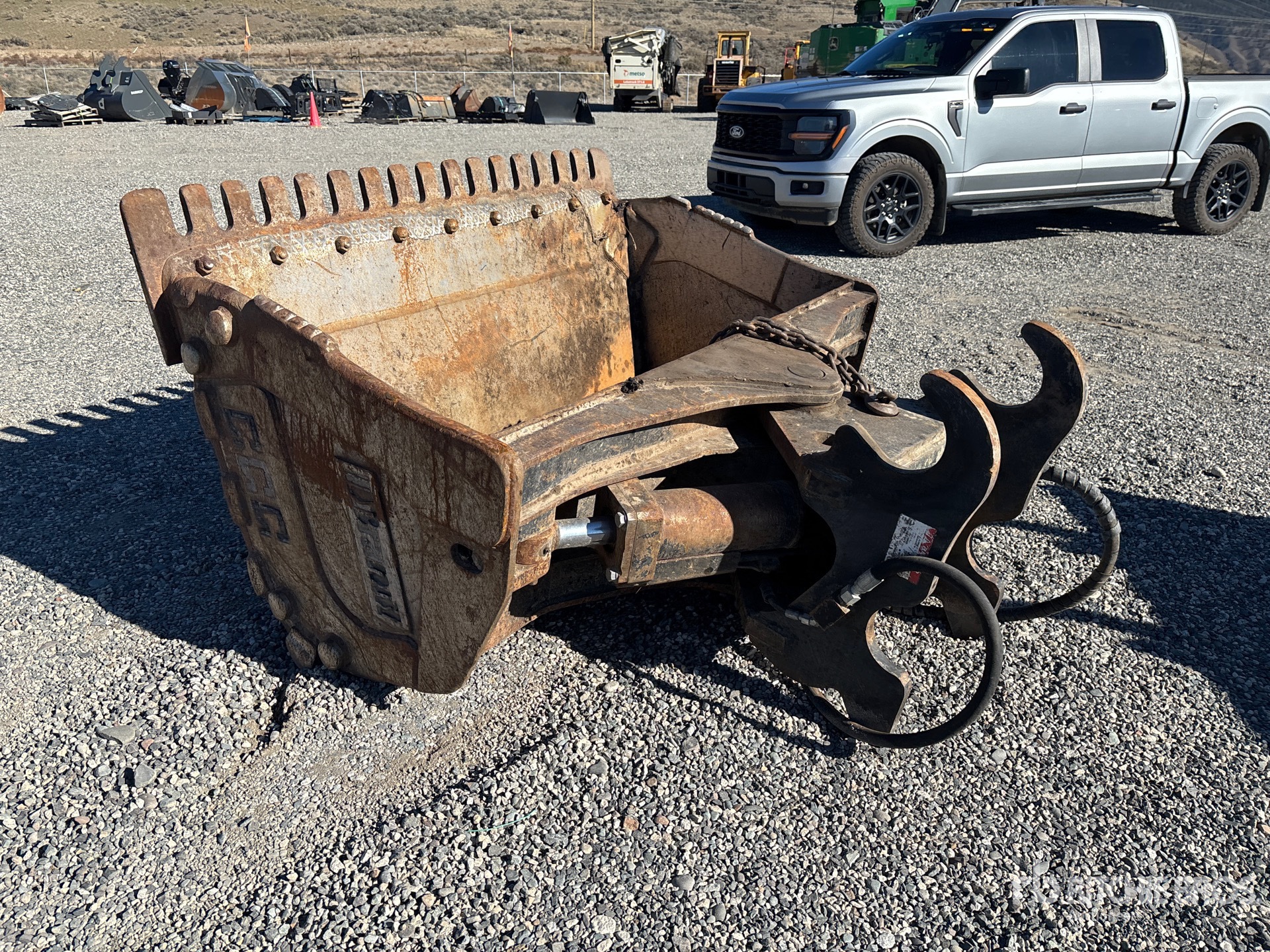 Brandt 60 IN Q/C HYDRAULIC TILTING