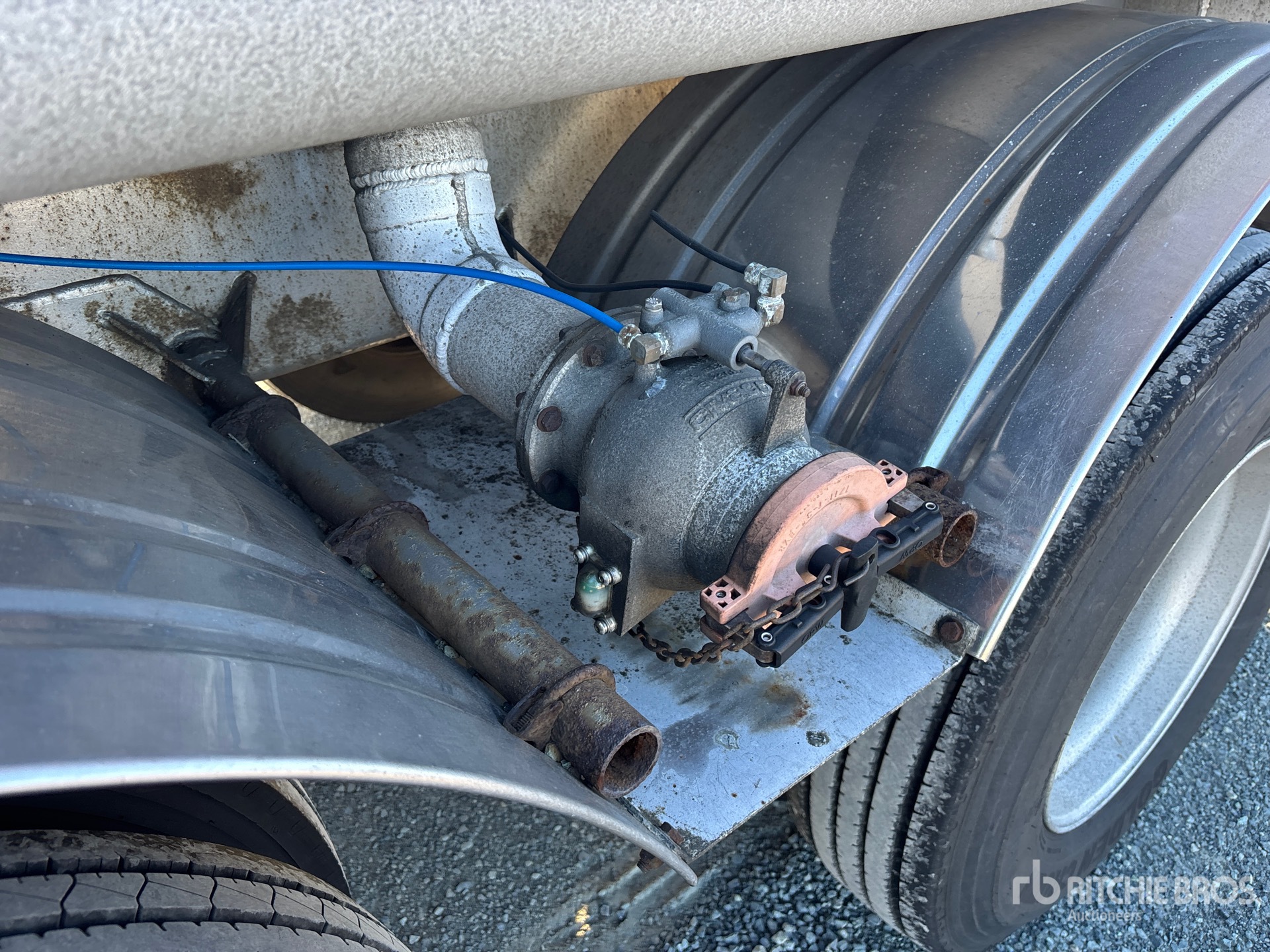 2009 Advance 32500 L Tri/A Super B-Train Lead