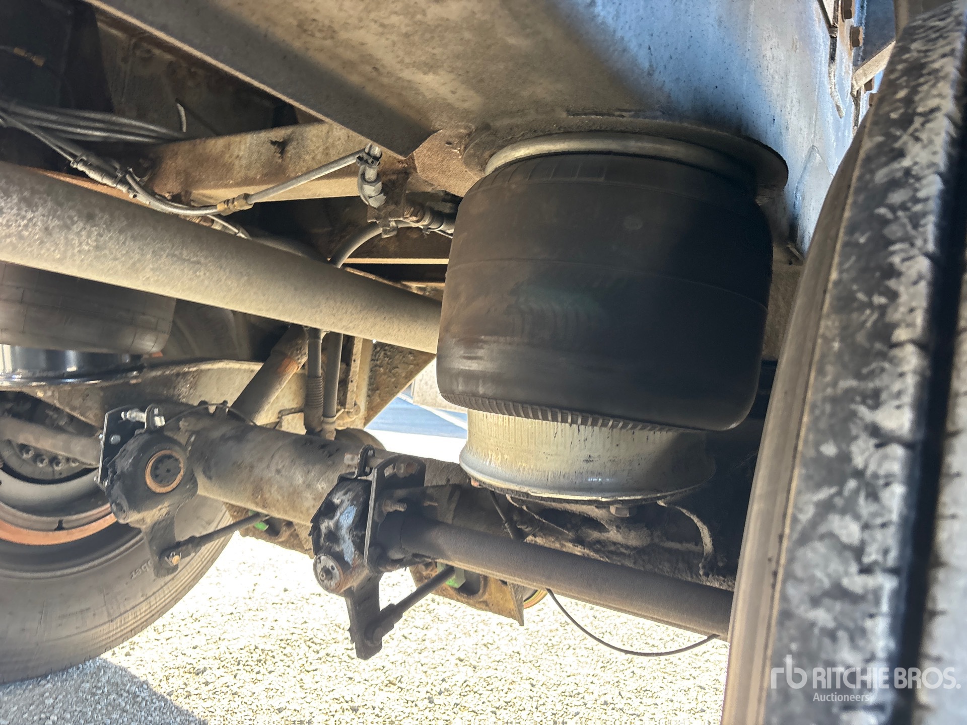 2009 Advance 32500 L Tri/A Super B-Train Lead