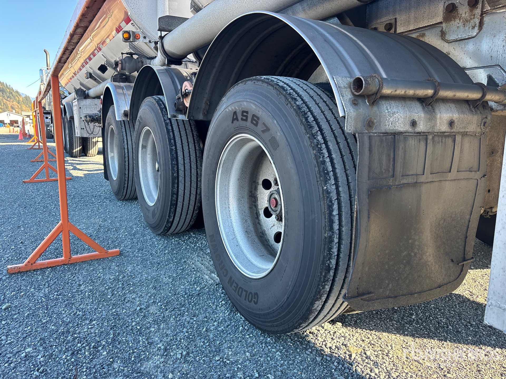 2009 Advance 32500 L Tri/A Super B-Train Lead