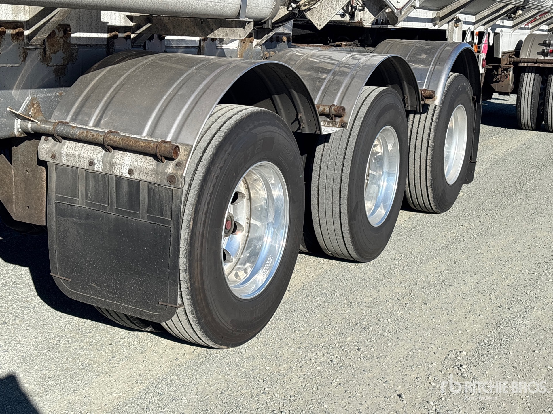 2009 Advance 32500 L Tri/A Super B-Train Lead