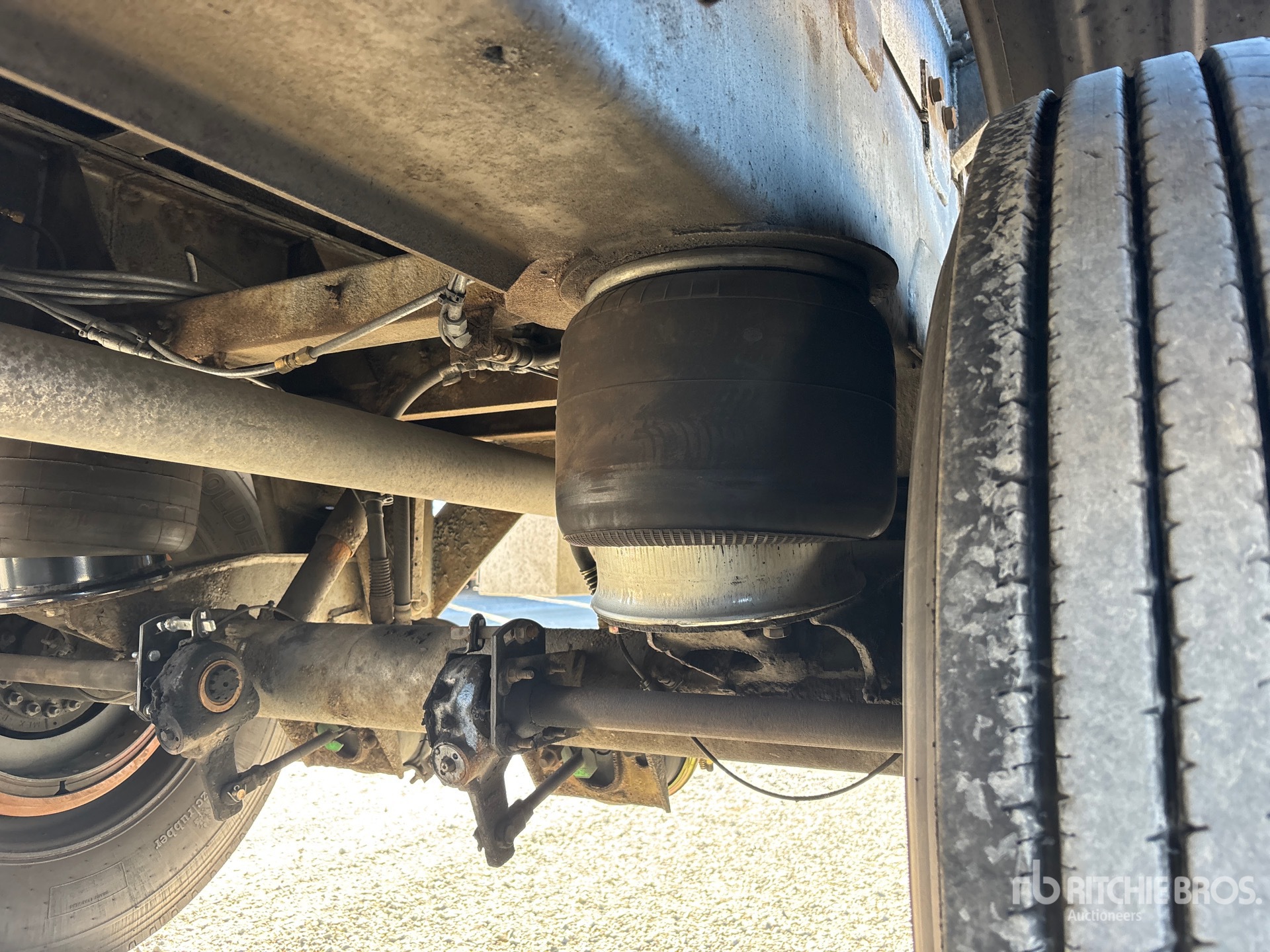 2009 Advance 32500 L Tri/A Super B-Train Lead