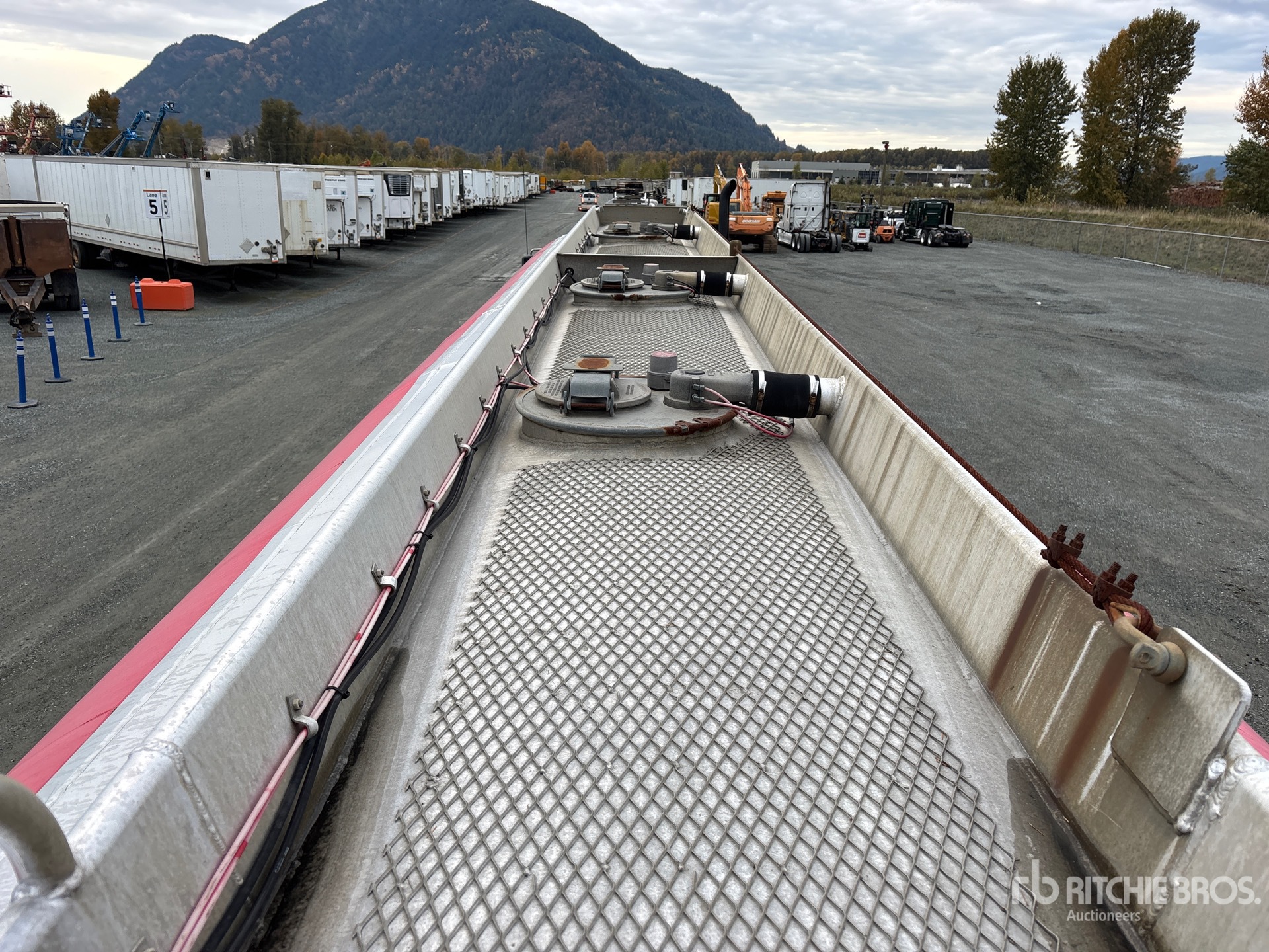 2007 Advance 35500 L Tri/A Super B-Train Lead