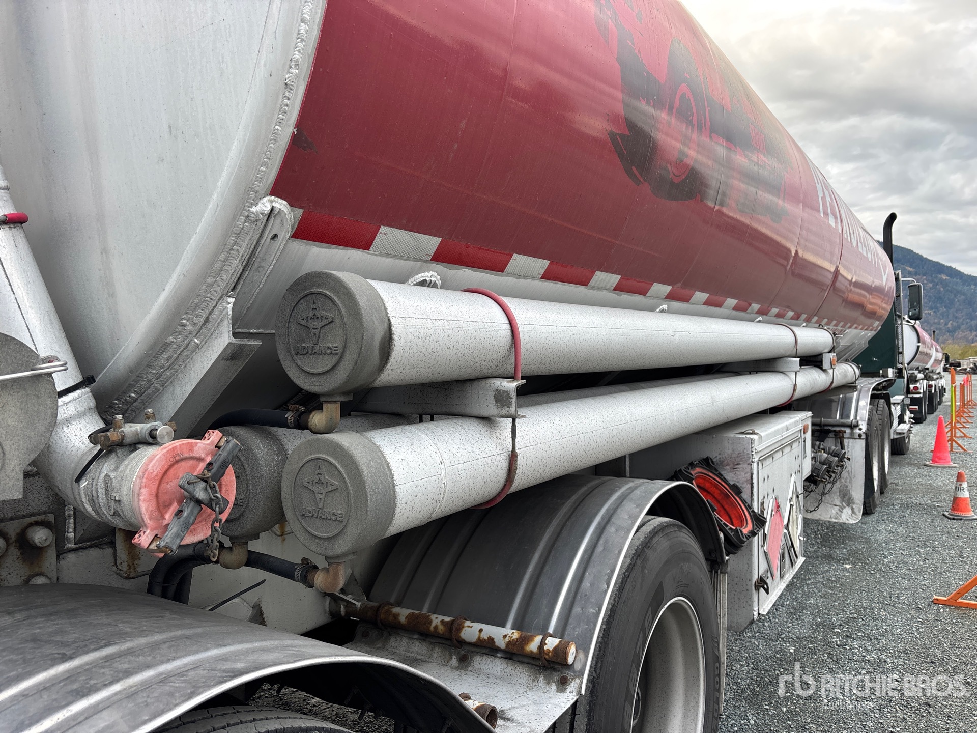 2007 Advance 35500 L Tri/A Super B-Train Lead