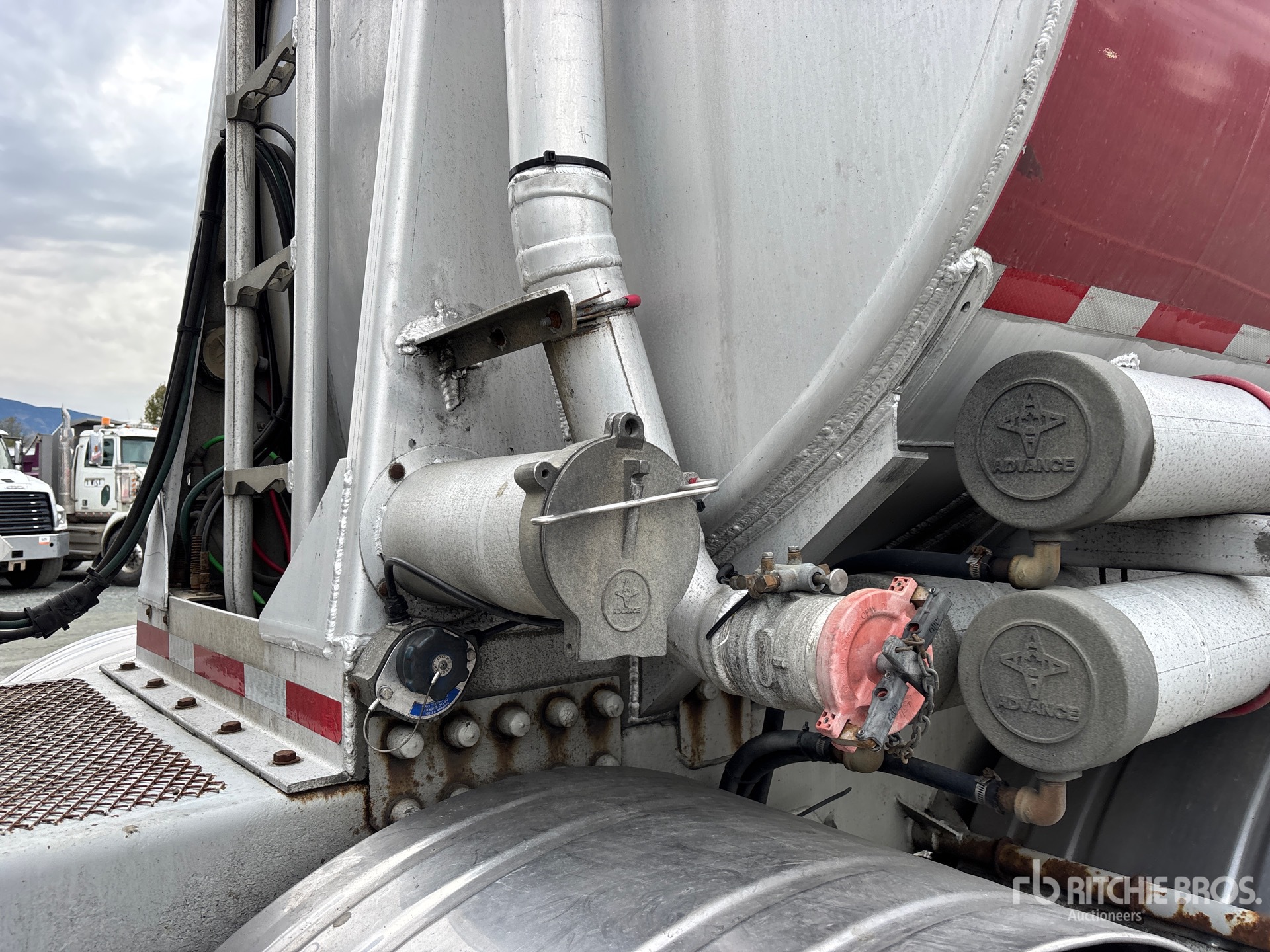 2007 Advance 35500 L Tri/A Super B-Train Lead