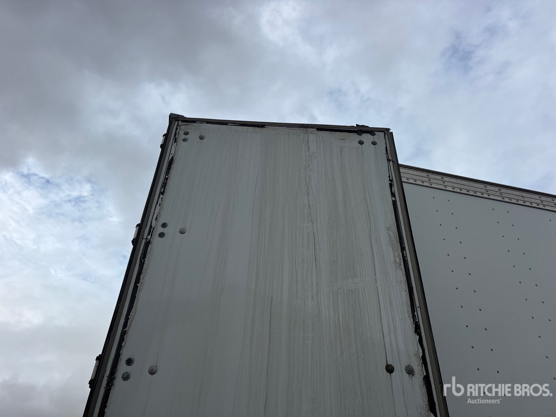 2015 Vanguard 53 FT X 102 IN T/A HEATED