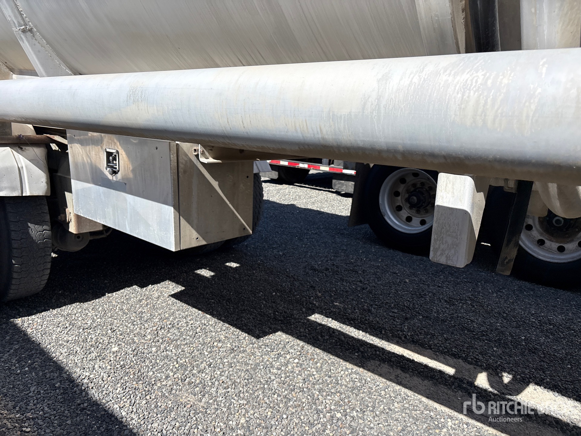 2011 Polar 8400 GAL T/A
