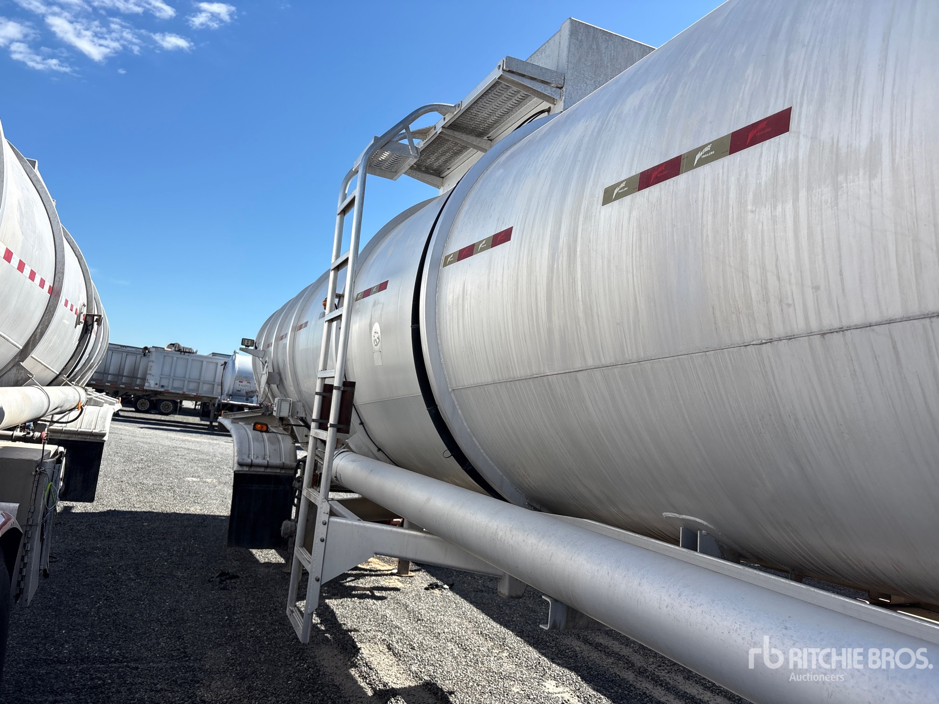 2011 Polar 8400 GAL T/A