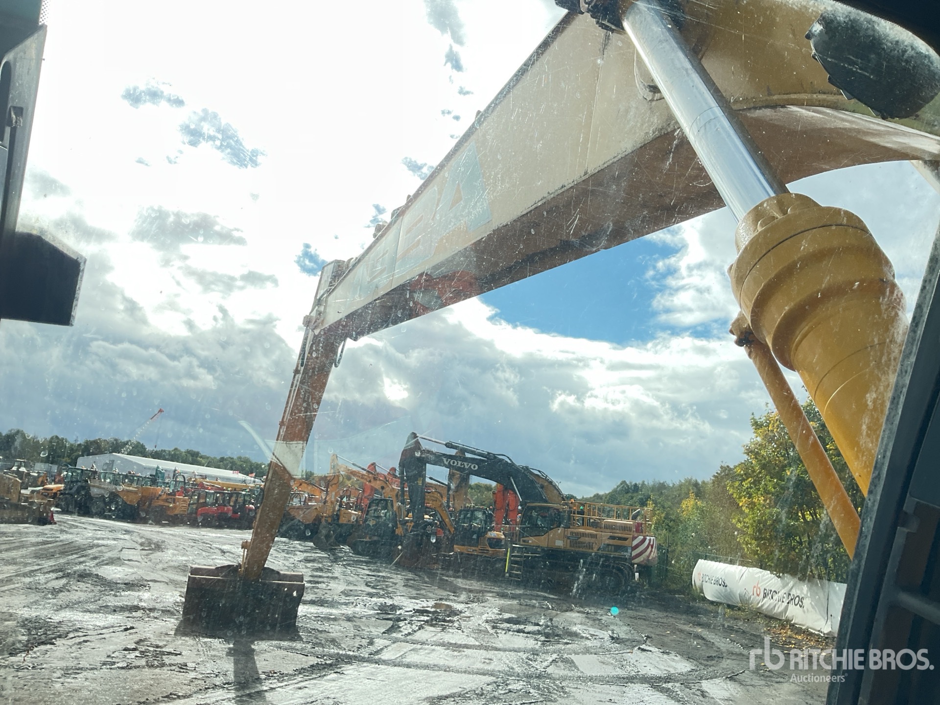 2000 JCB JS330