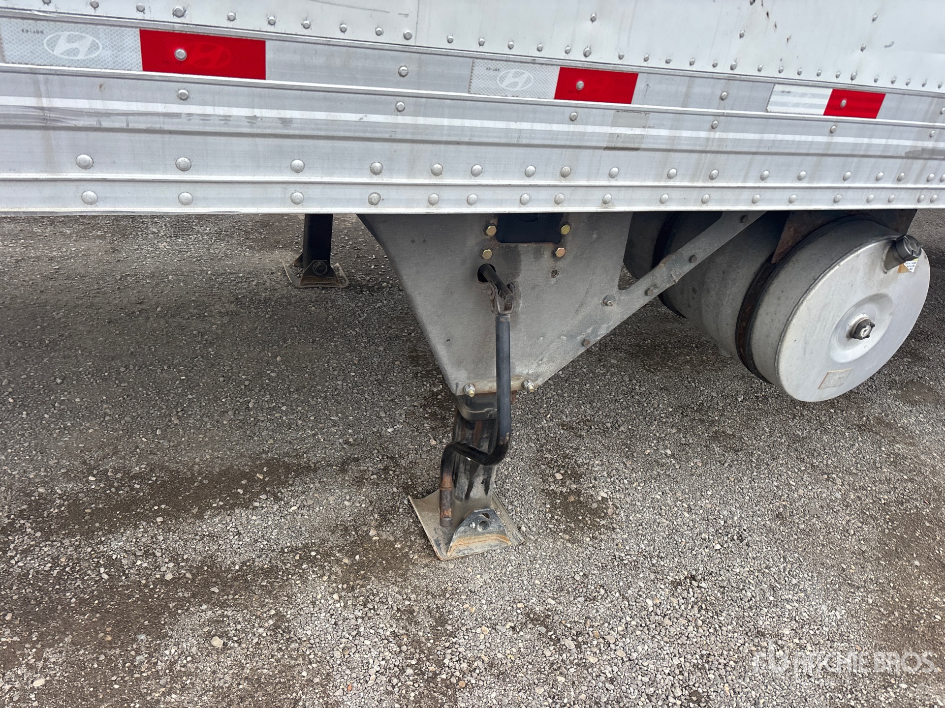 2016 Hyundai 53 FT X 102 IN TRI/A