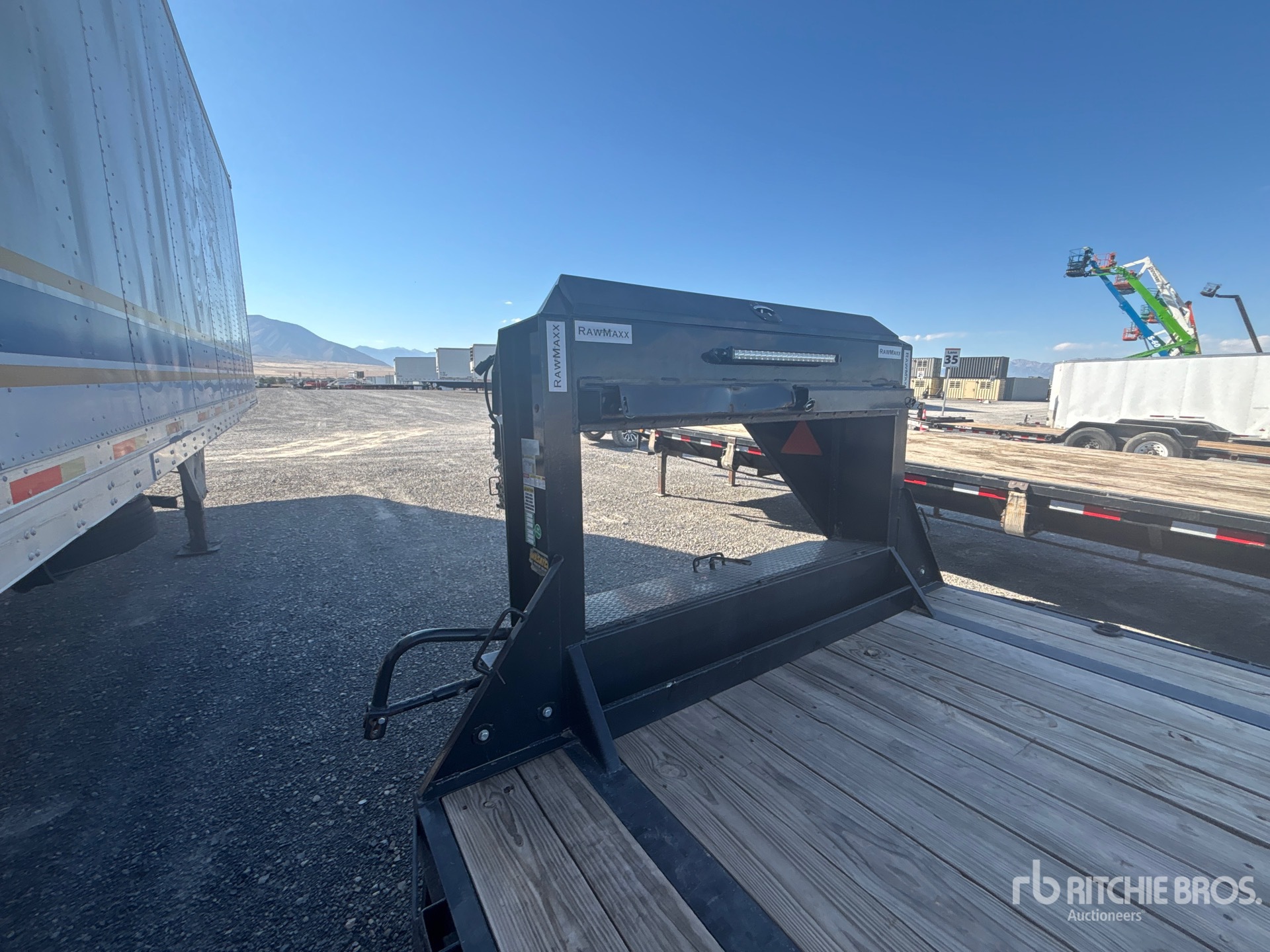 2024 Rawmaxx 26 ft T/A Gooseneck