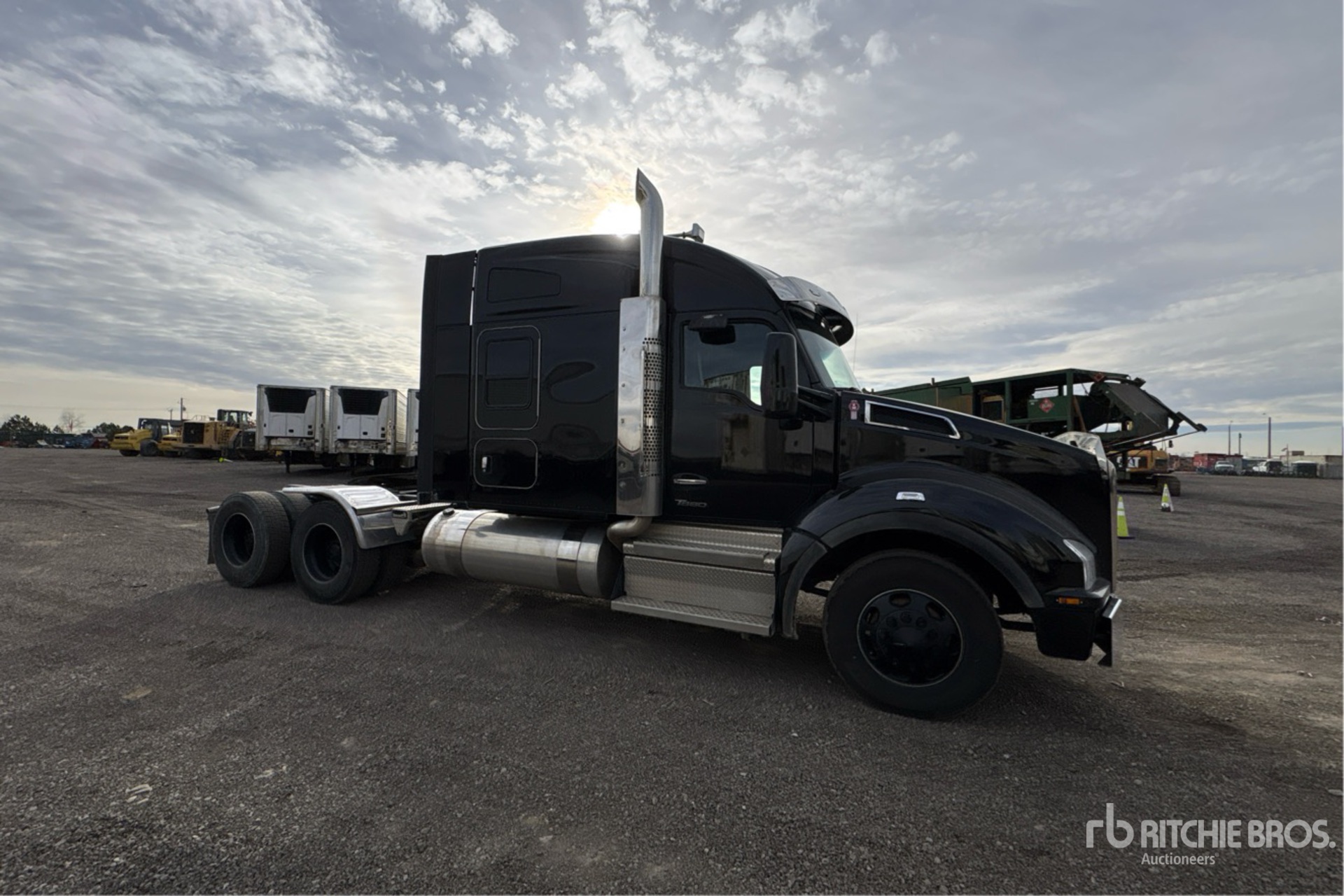 2025 Kenworth T880