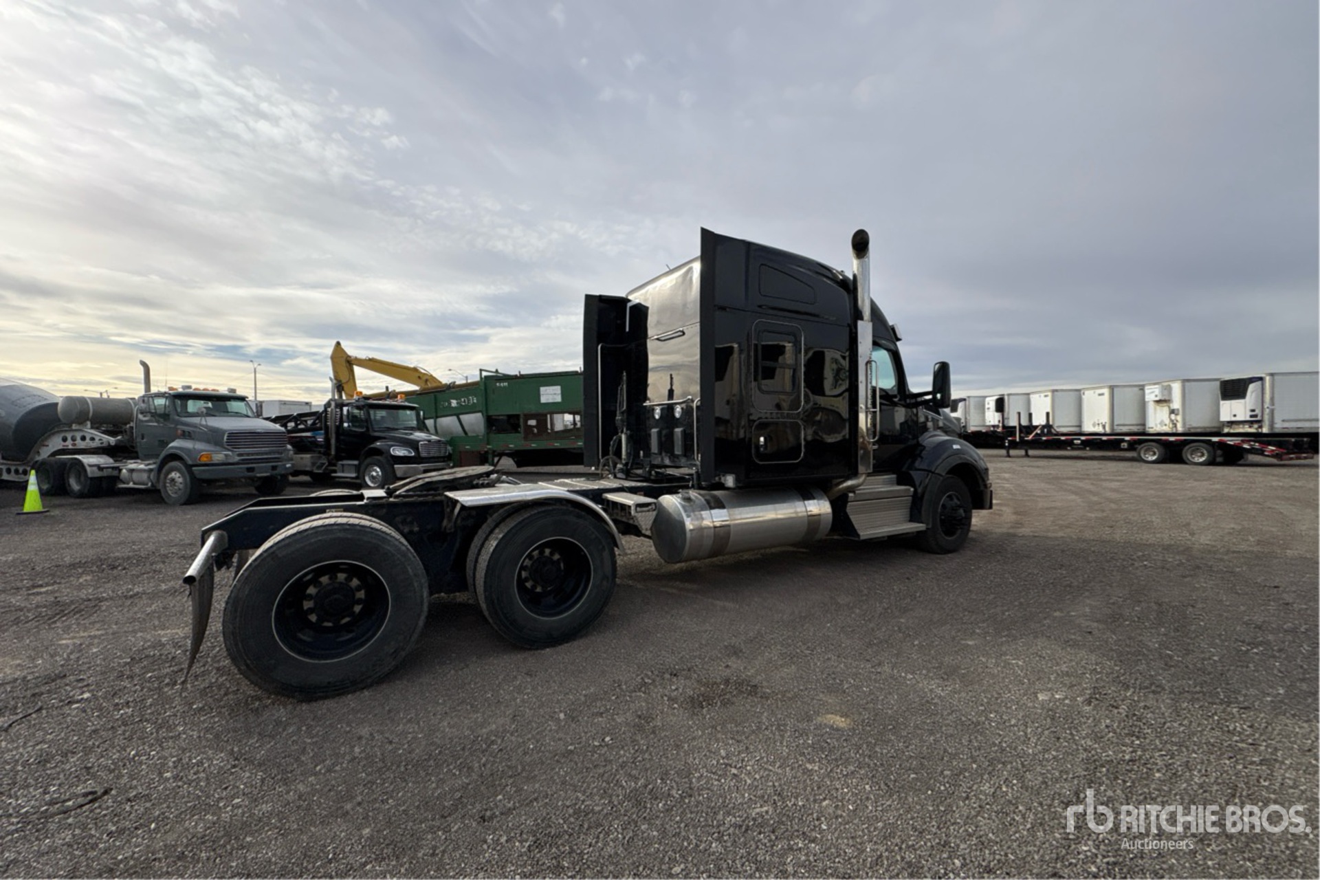 2025 Kenworth T880
