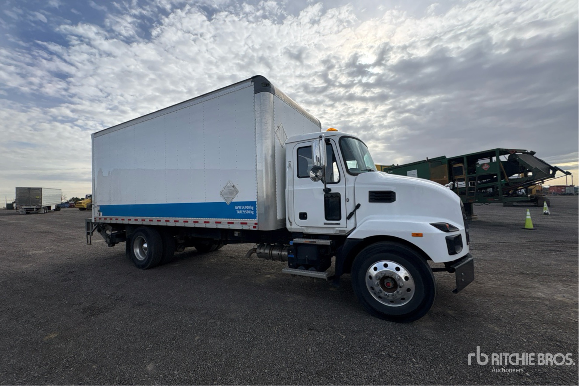 2022 Mack MD742