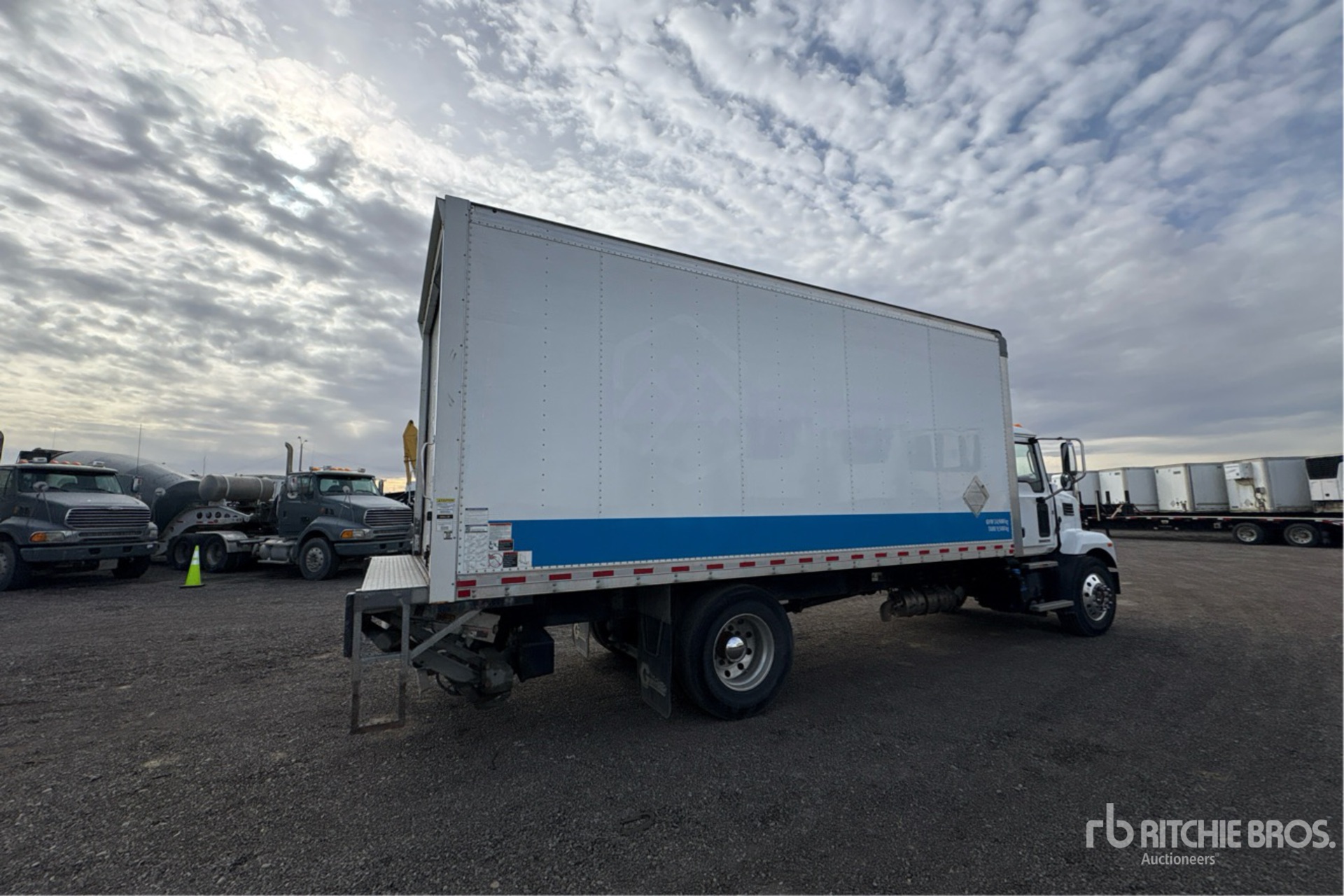 2022 Mack MD742