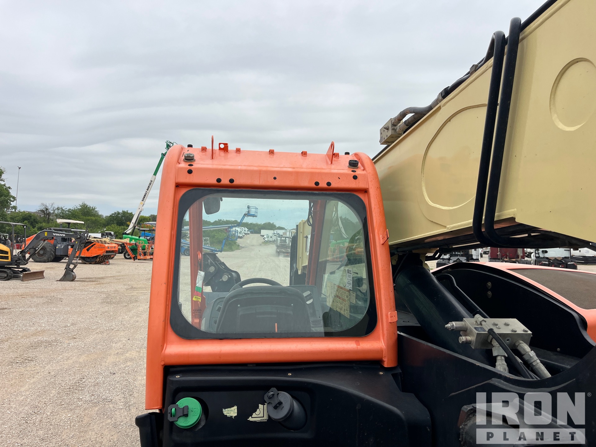 2018 JLG 1043