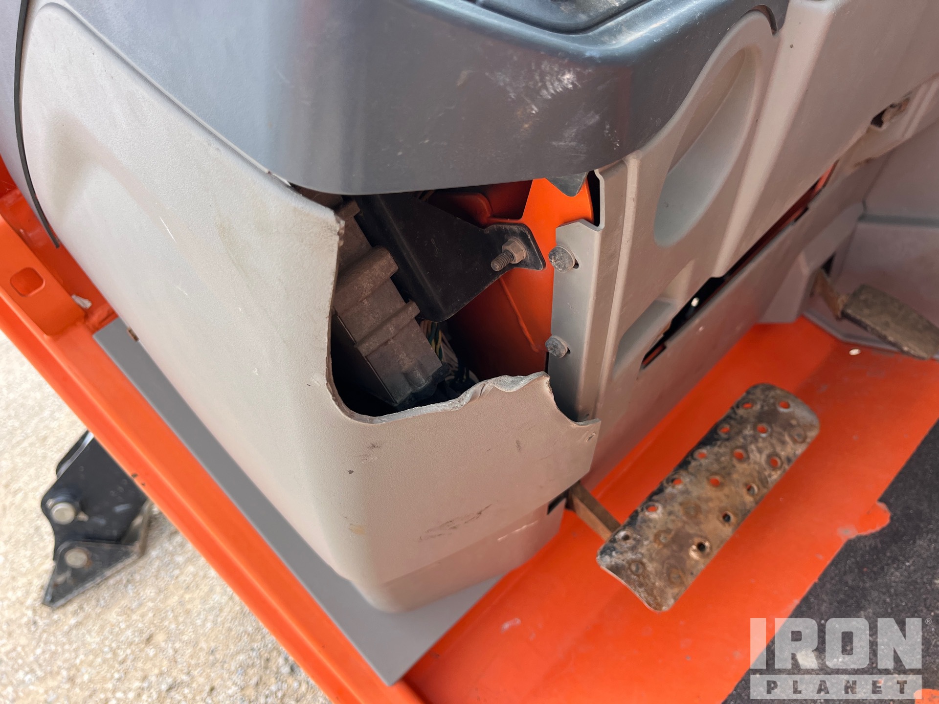 2018 JLG 1043