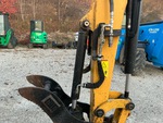 Hydraulics with Thumb Cylinder
