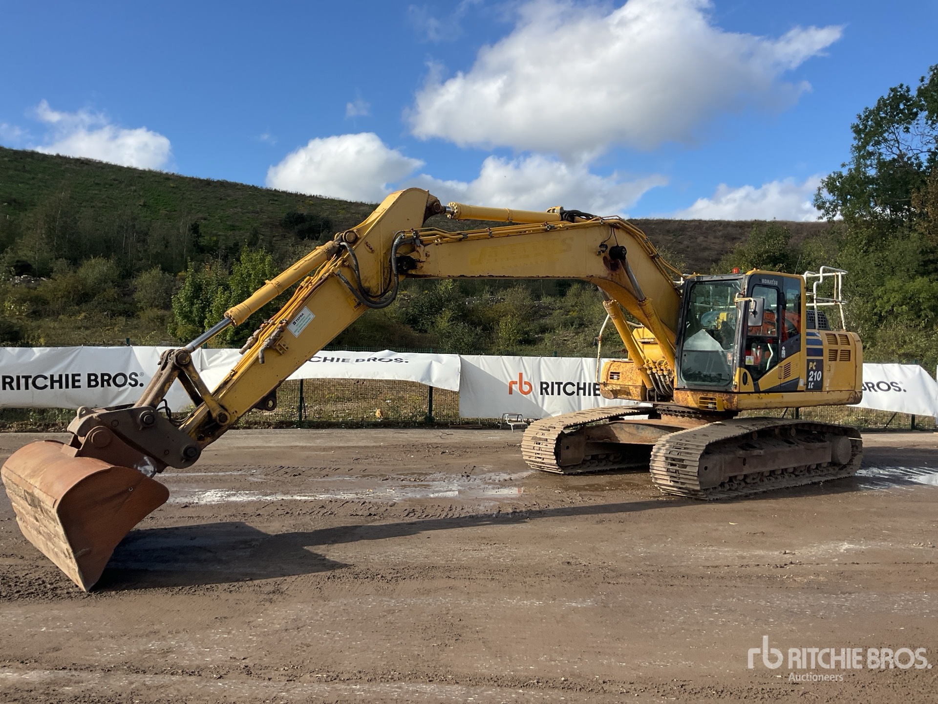 2016 Komatsu PC210LC-10