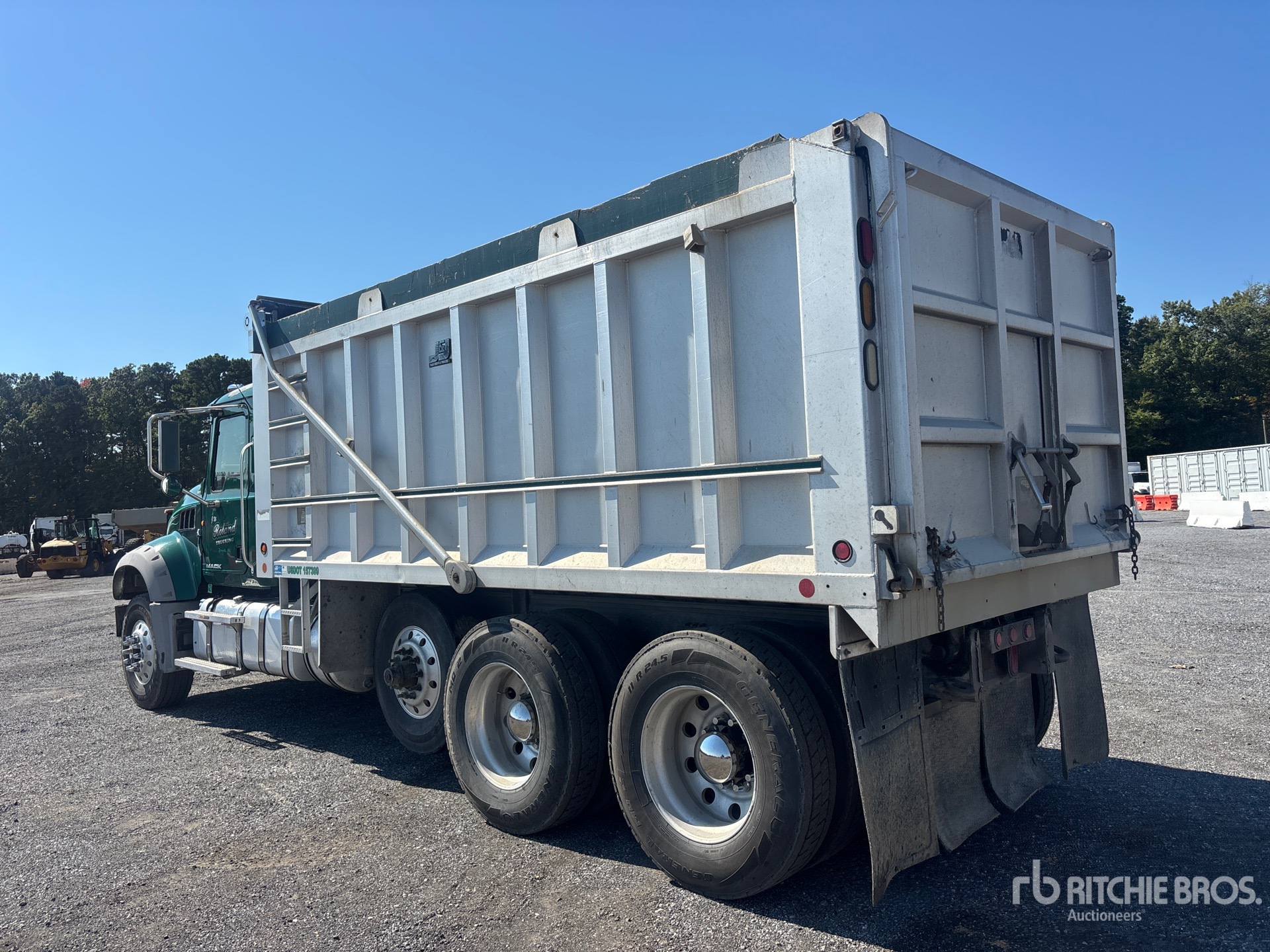2011 Mack GU713