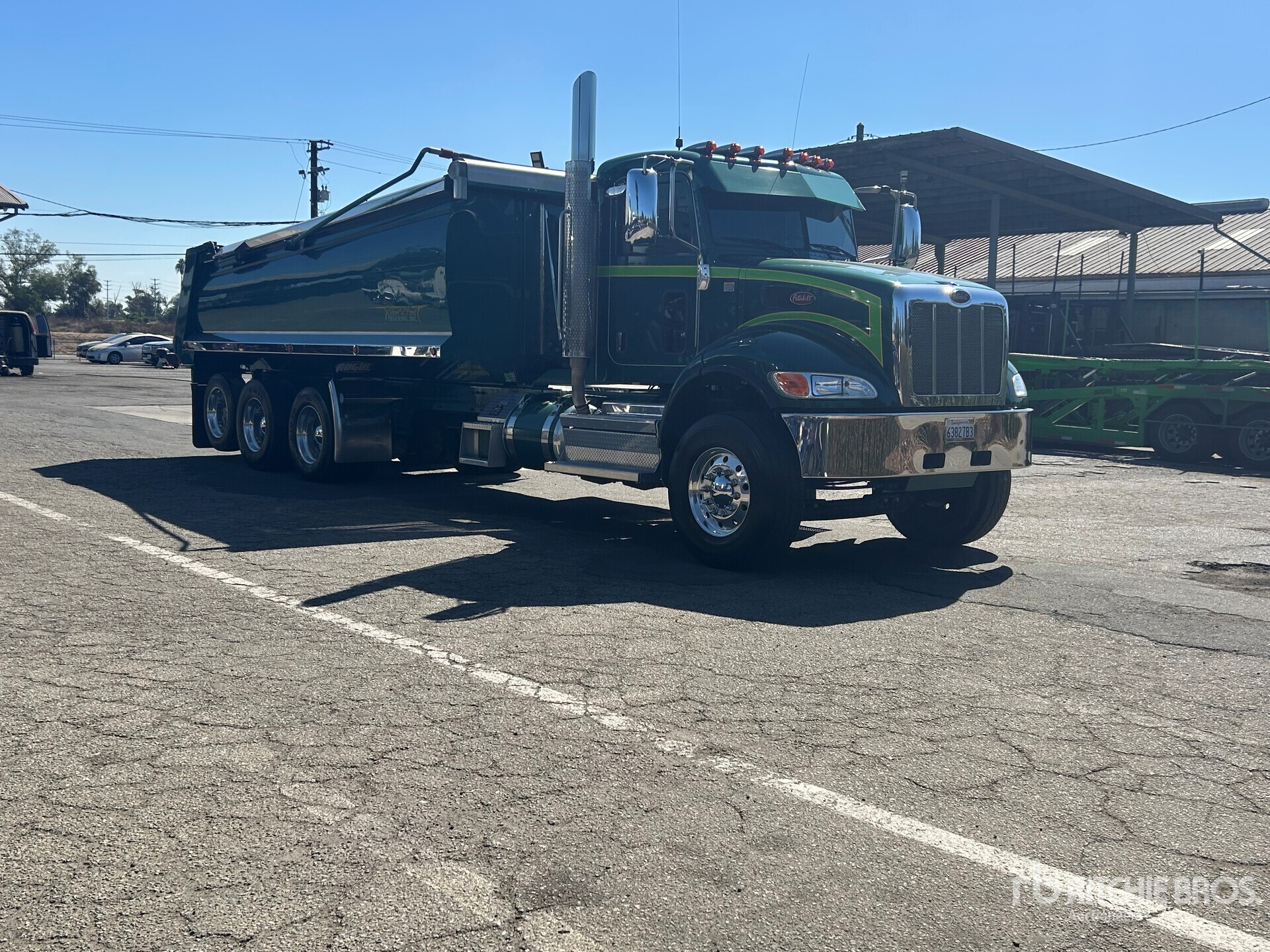 2021 Peterbilt 348