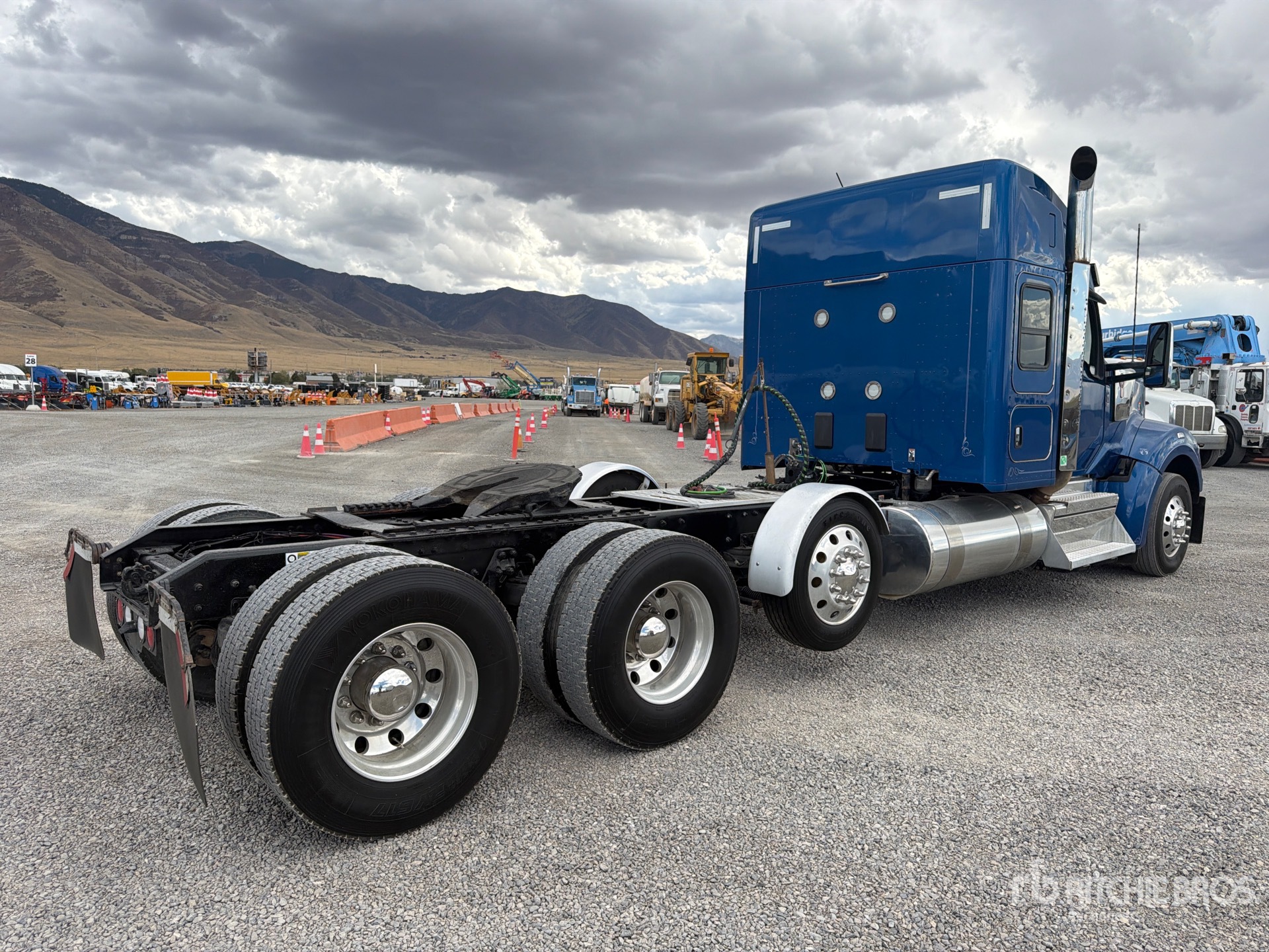 2023 Kenworth W990