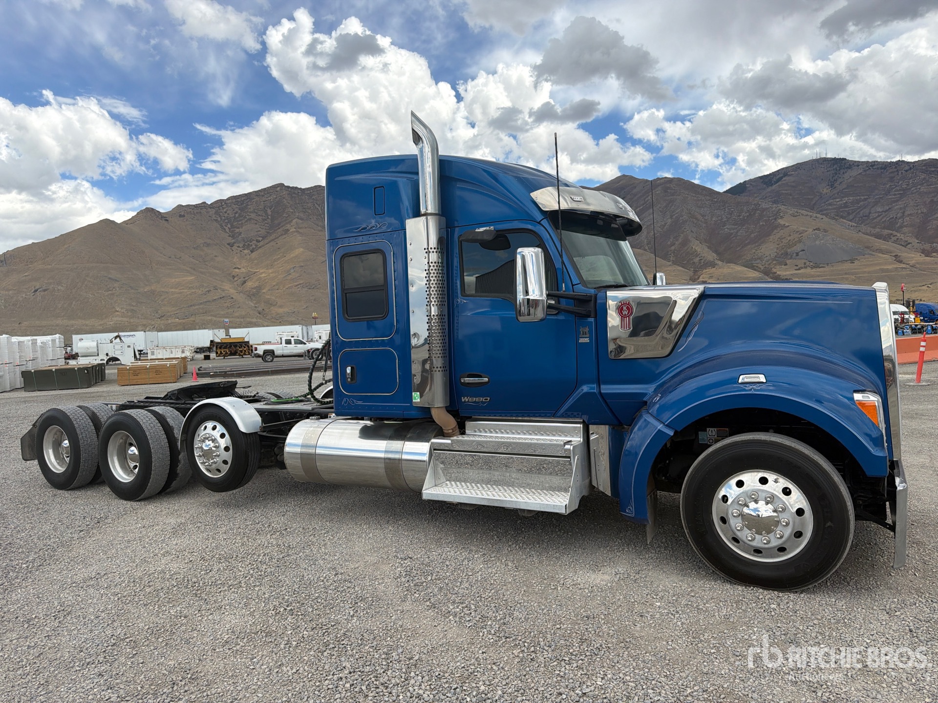 2023 Kenworth W990
