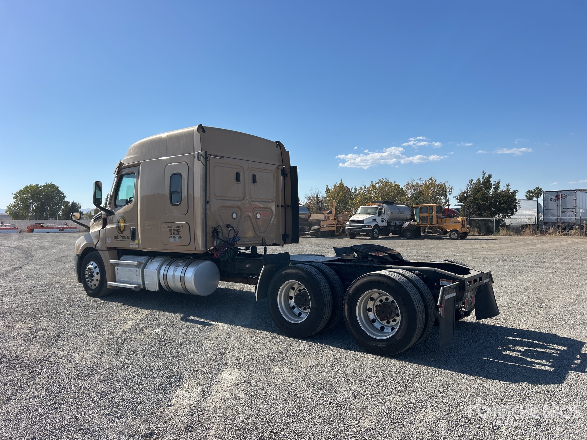 2020 Freightliner CASCADIA 126