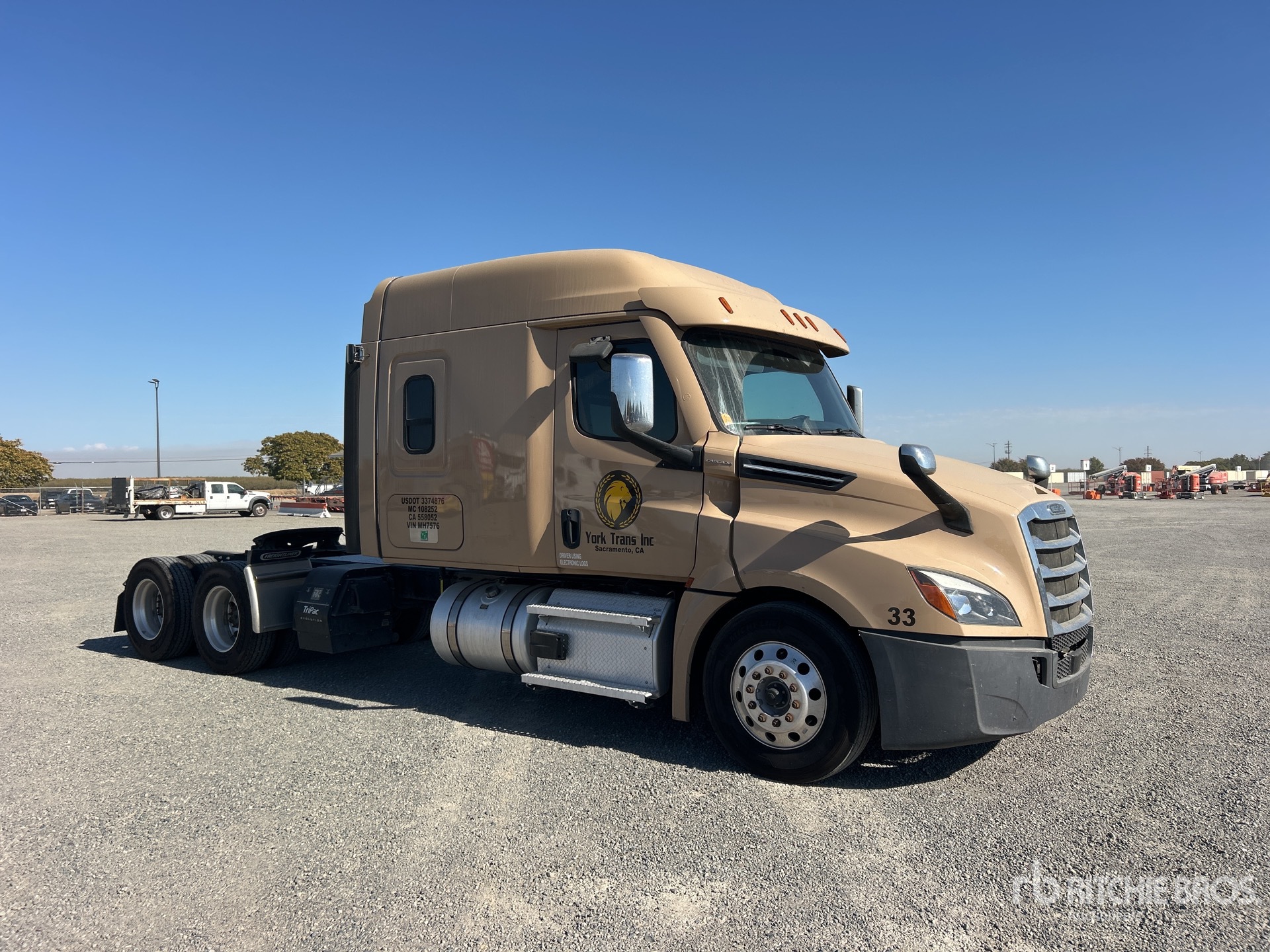 2020 Freightliner CASCADIA 126