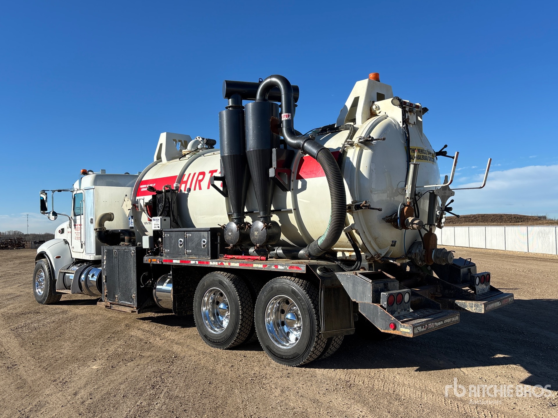 2022 Peterbilt 348