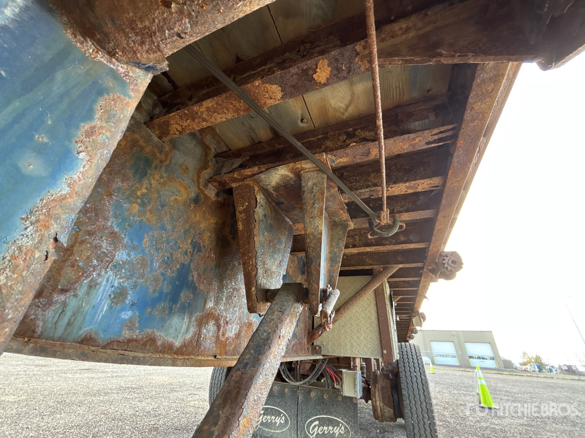 2005 Load King  40 FT TRI/A SPREAD AXLE