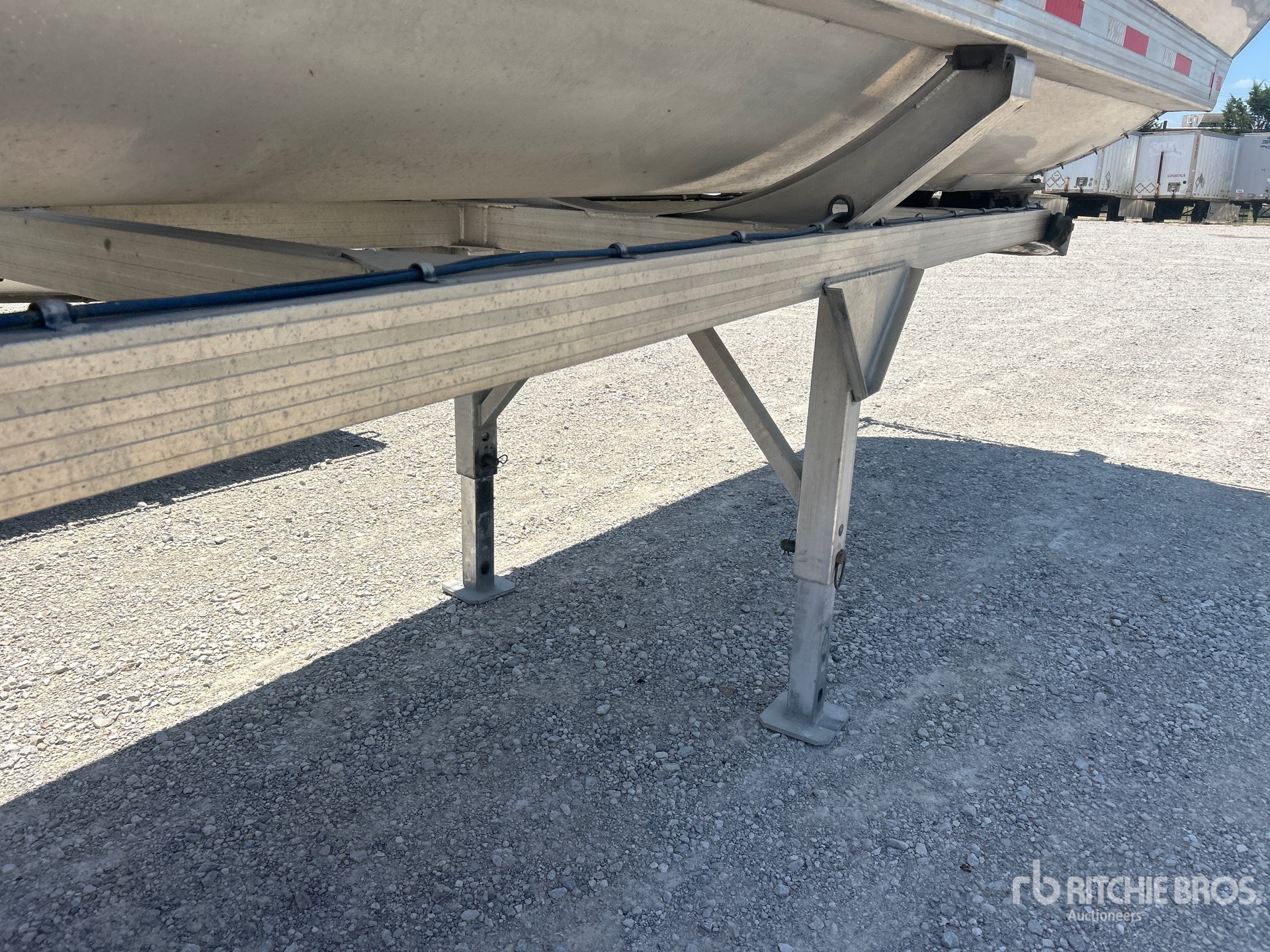 2019 Travis 35 FT T/A ALUMINUM FRAMELESS