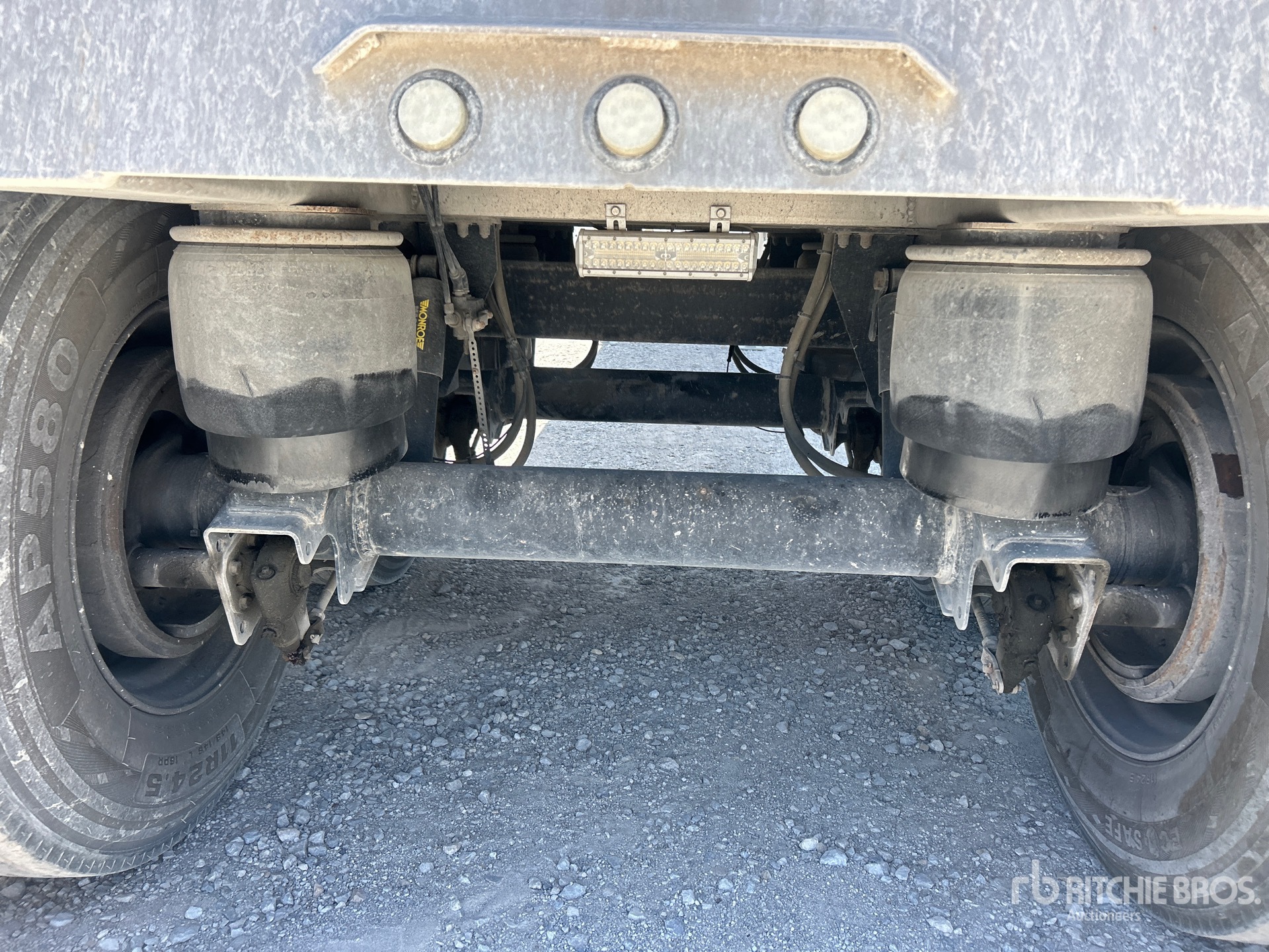 2019 Travis 35 FT T/A ALUMINUM FRAMELESS