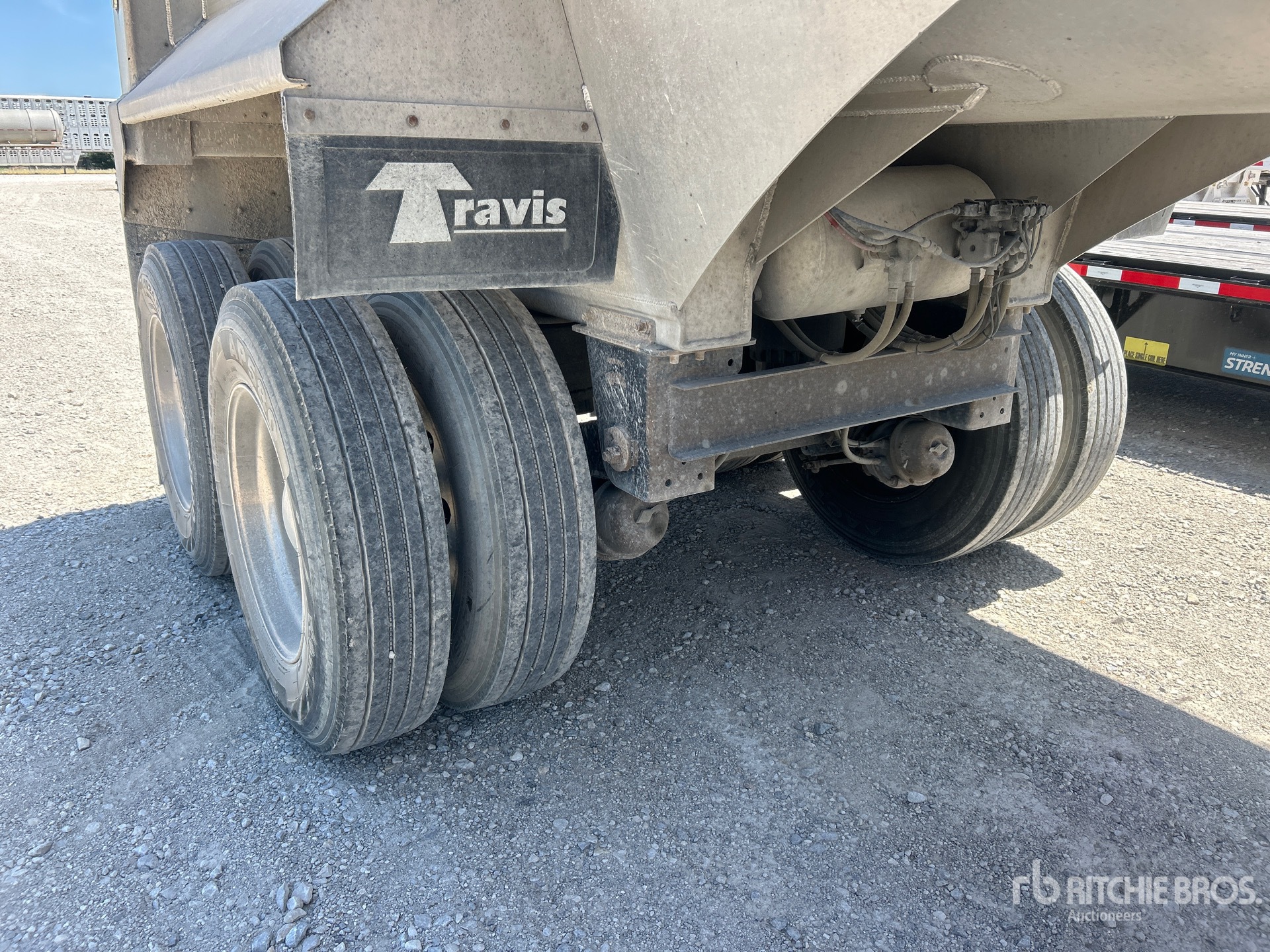 2019 Travis 35 FT T/A ALUMINUM FRAMELESS