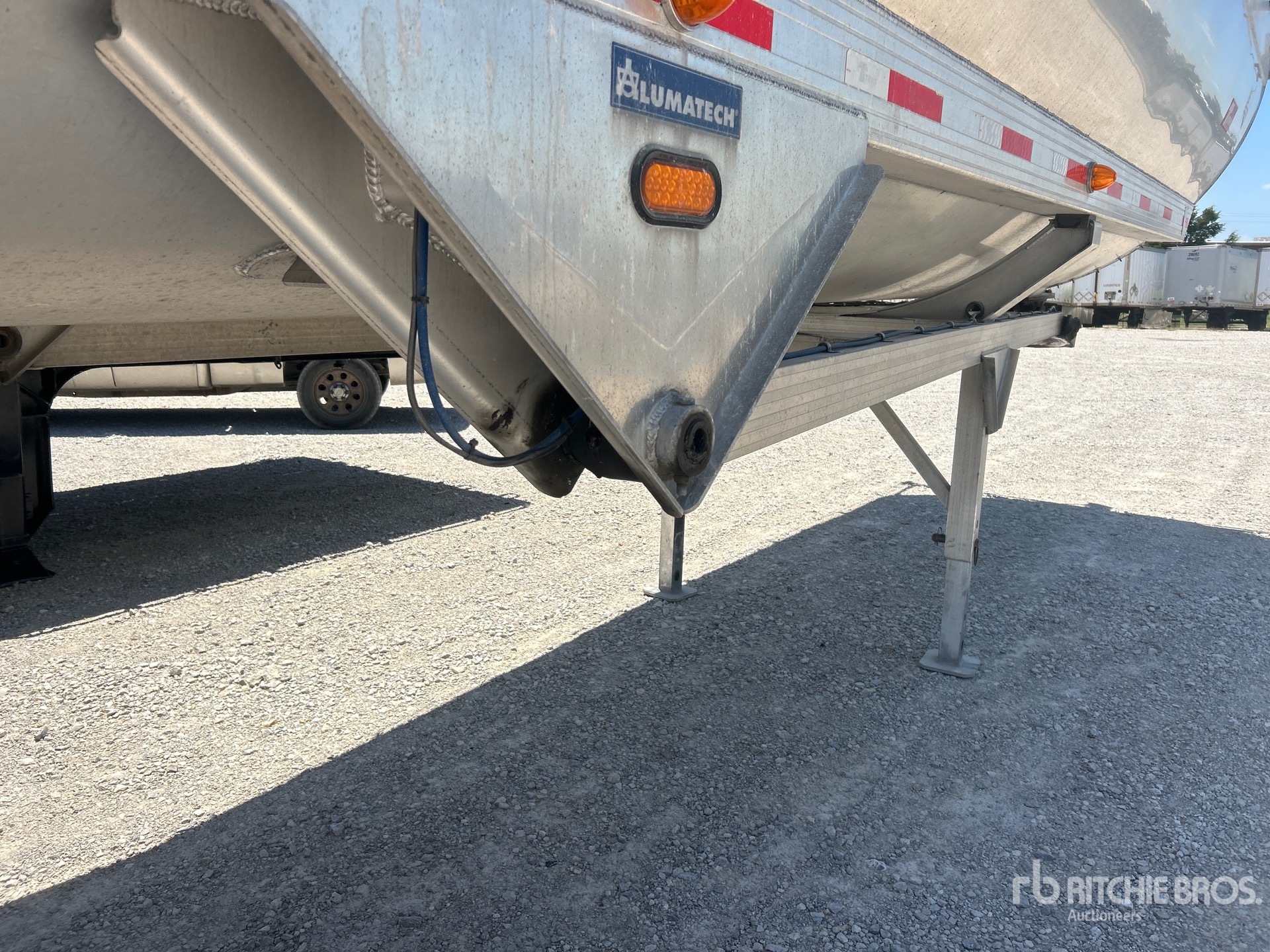 2019 Travis 35 FT T/A ALUMINUM FRAMELESS