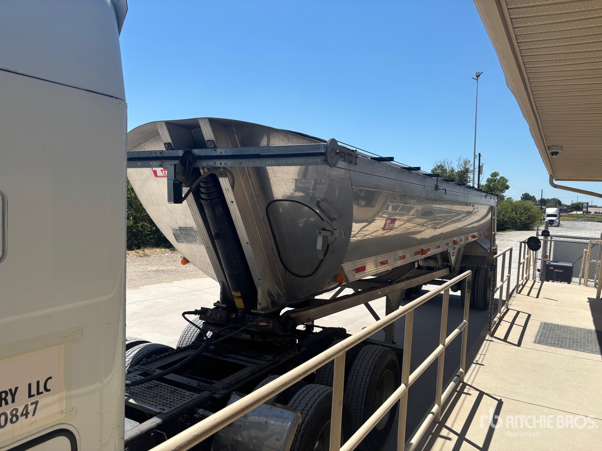 2019 Travis 35 FT T/A ALUMINUM FRAMELESS