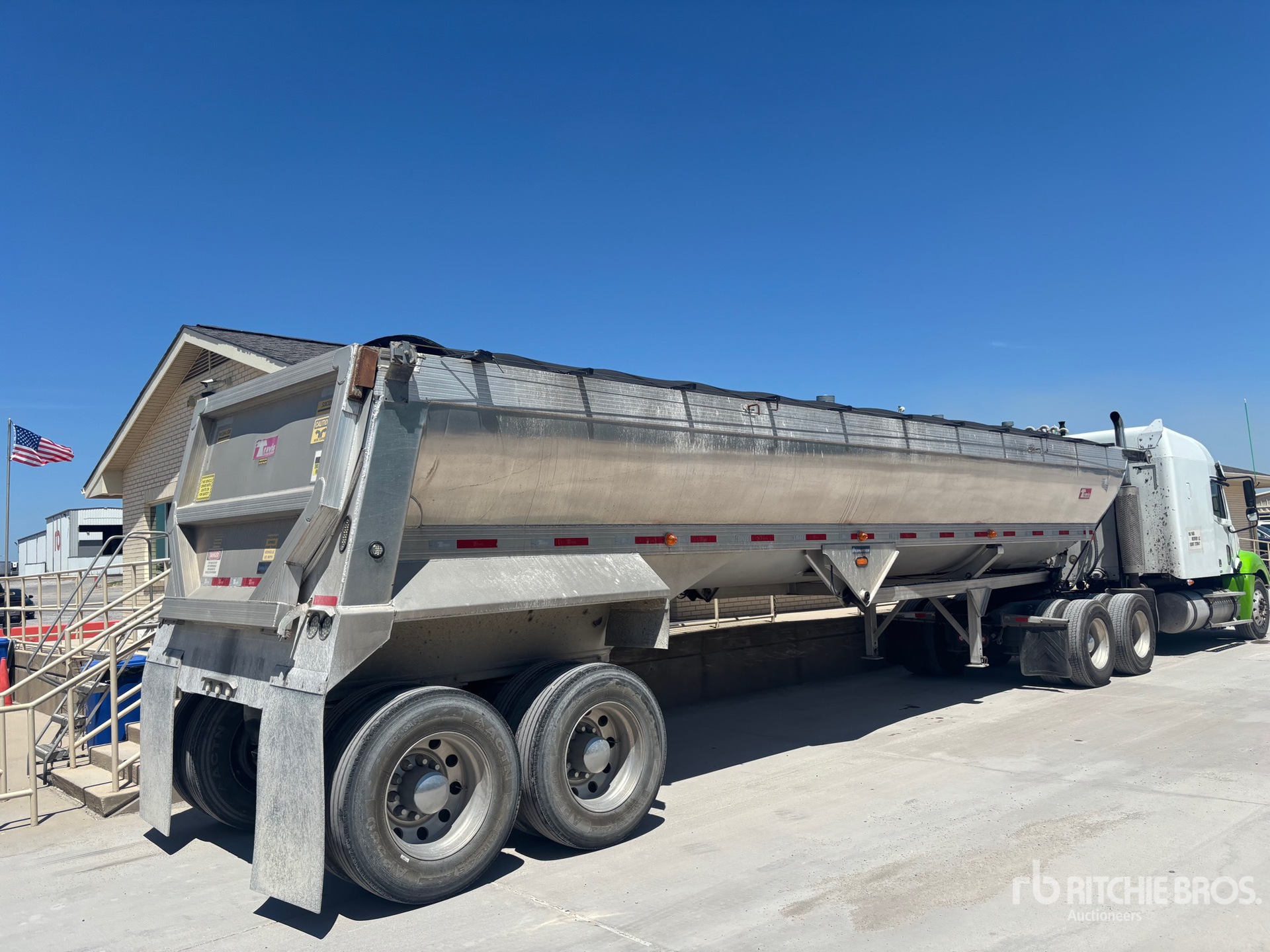 2019 Travis 35 FT T/A ALUMINUM FRAMELESS