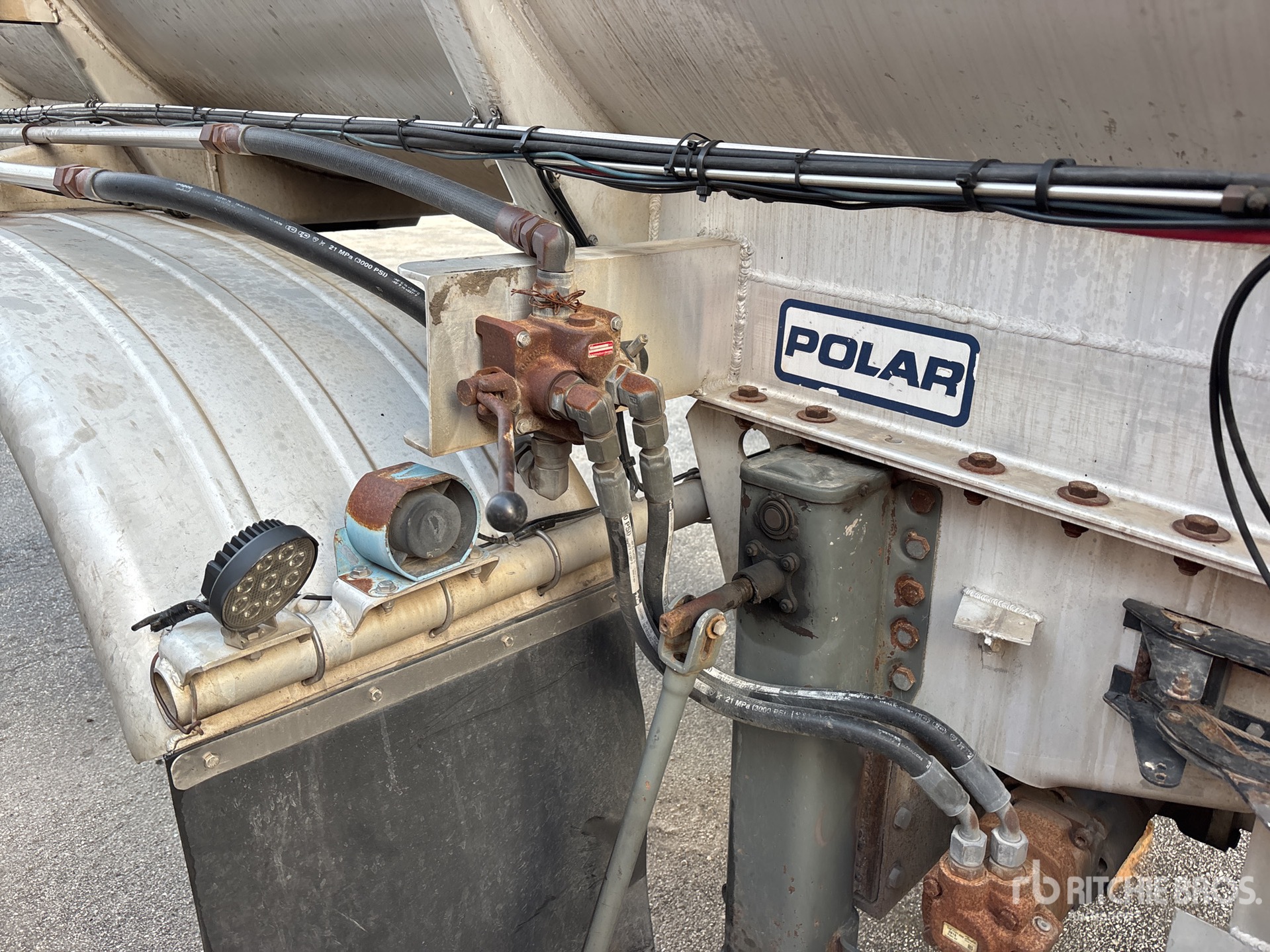 2012 Polar 8400 GAL T/A