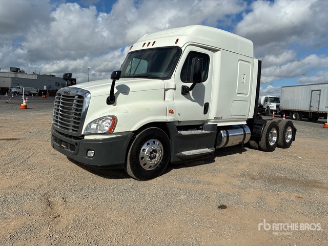 2015 Freightliner Cascadia 125 T/A Sleeper Truck Tractor
