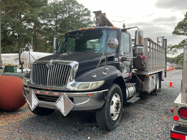 Jo Mac AF8021 3000 lb Knuckle Boom on 2005 International 4400 4x2 Flatbed Truck with Crane