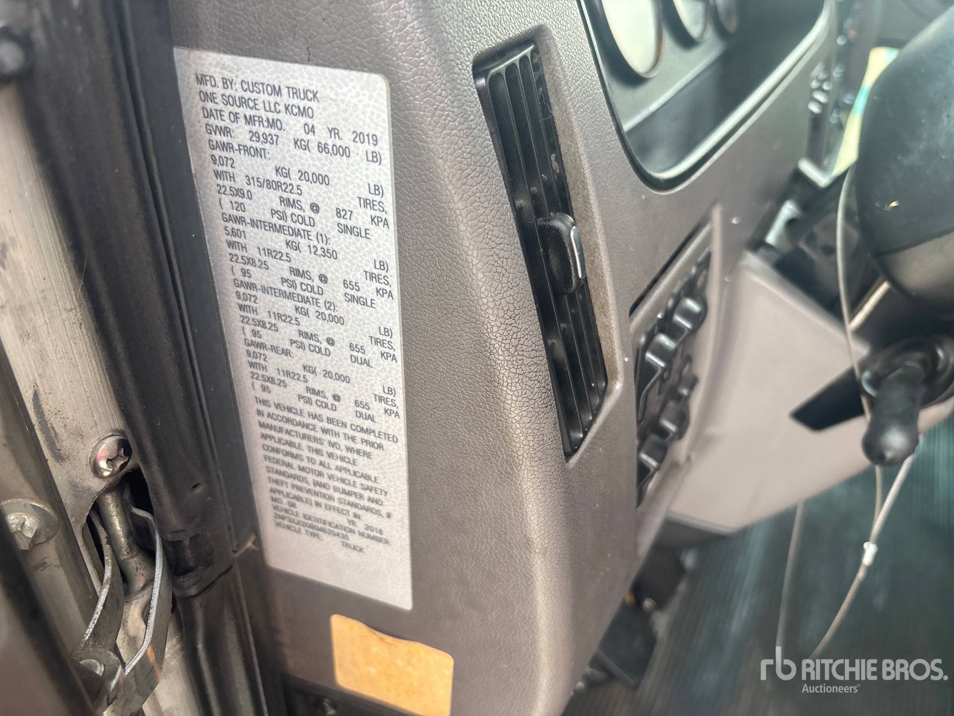 2019 Peterbilt 348