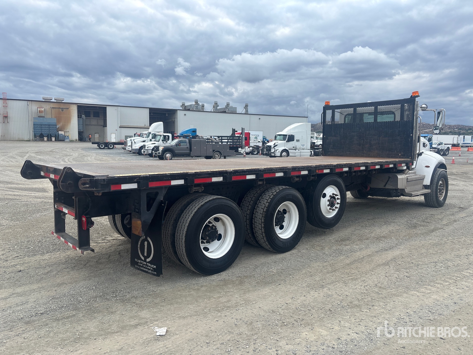 2019 Peterbilt 348
