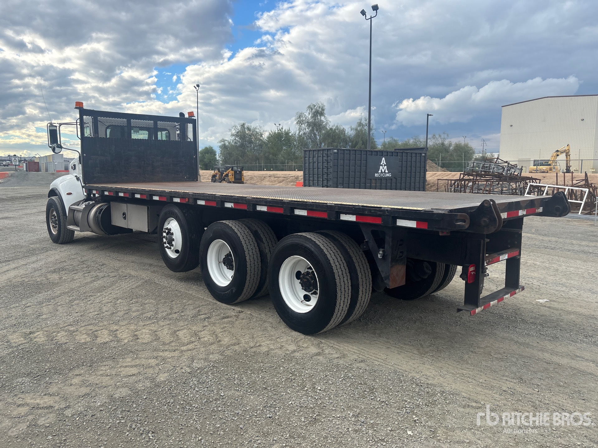 2019 Peterbilt 348