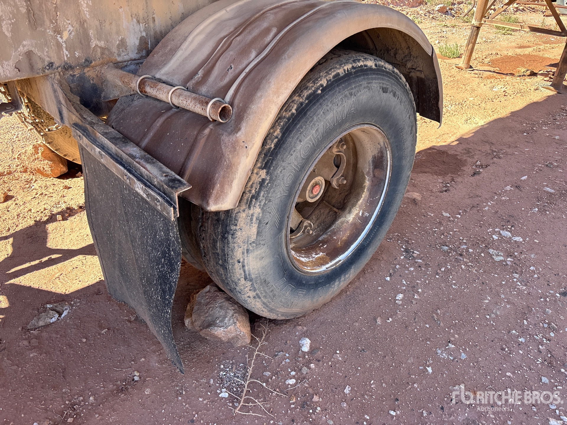 1970 Butler 9500 gal T/A Spread Axle