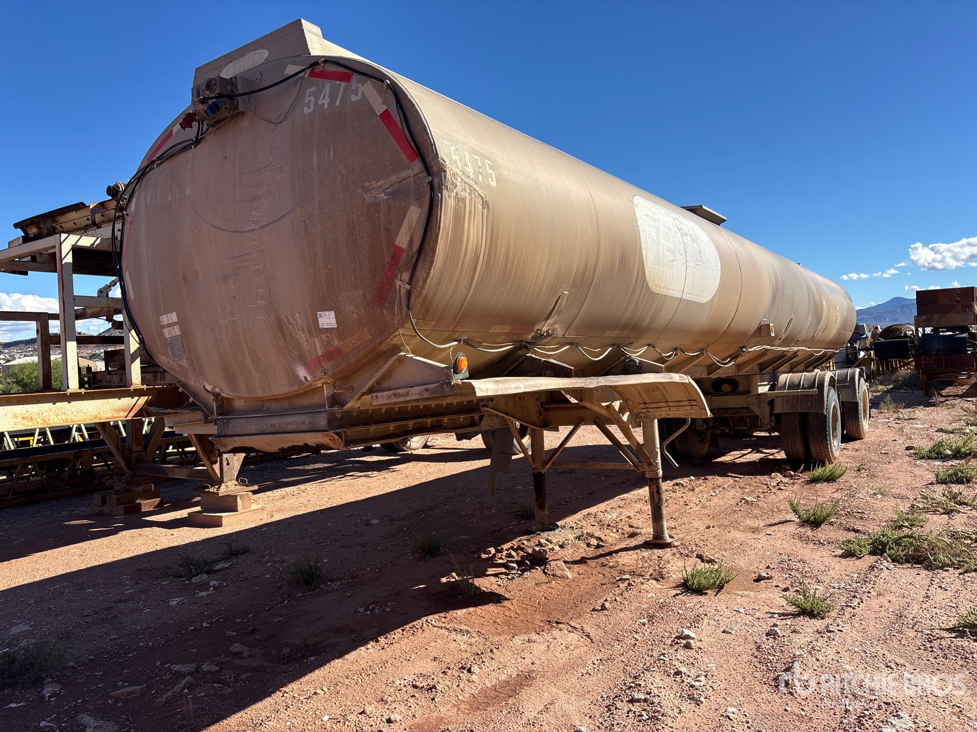 1970 Butler 9500 gal T/A Spread Axle