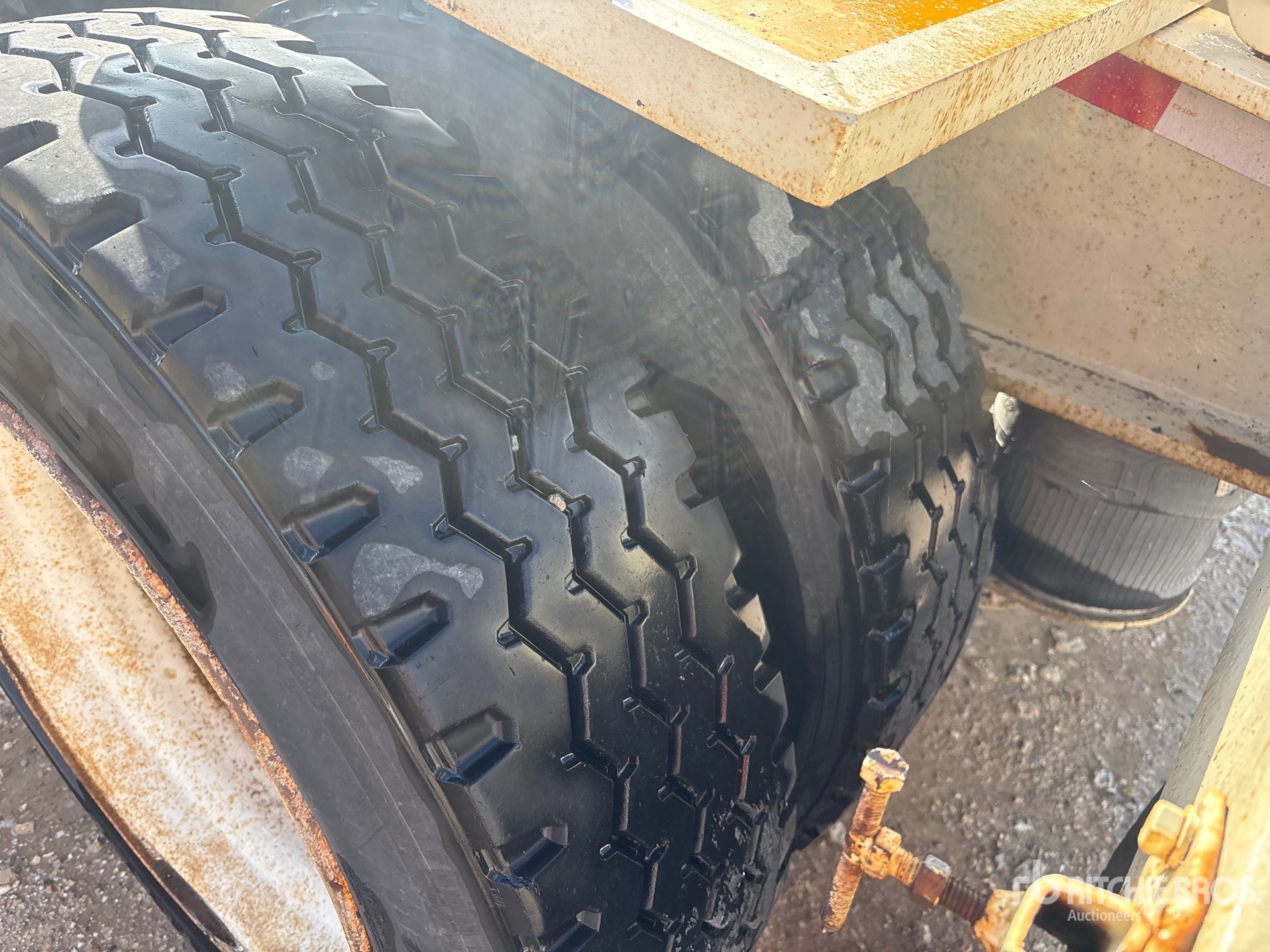 1994 Diamond 45 ton Tri/A Removable Gooseneck