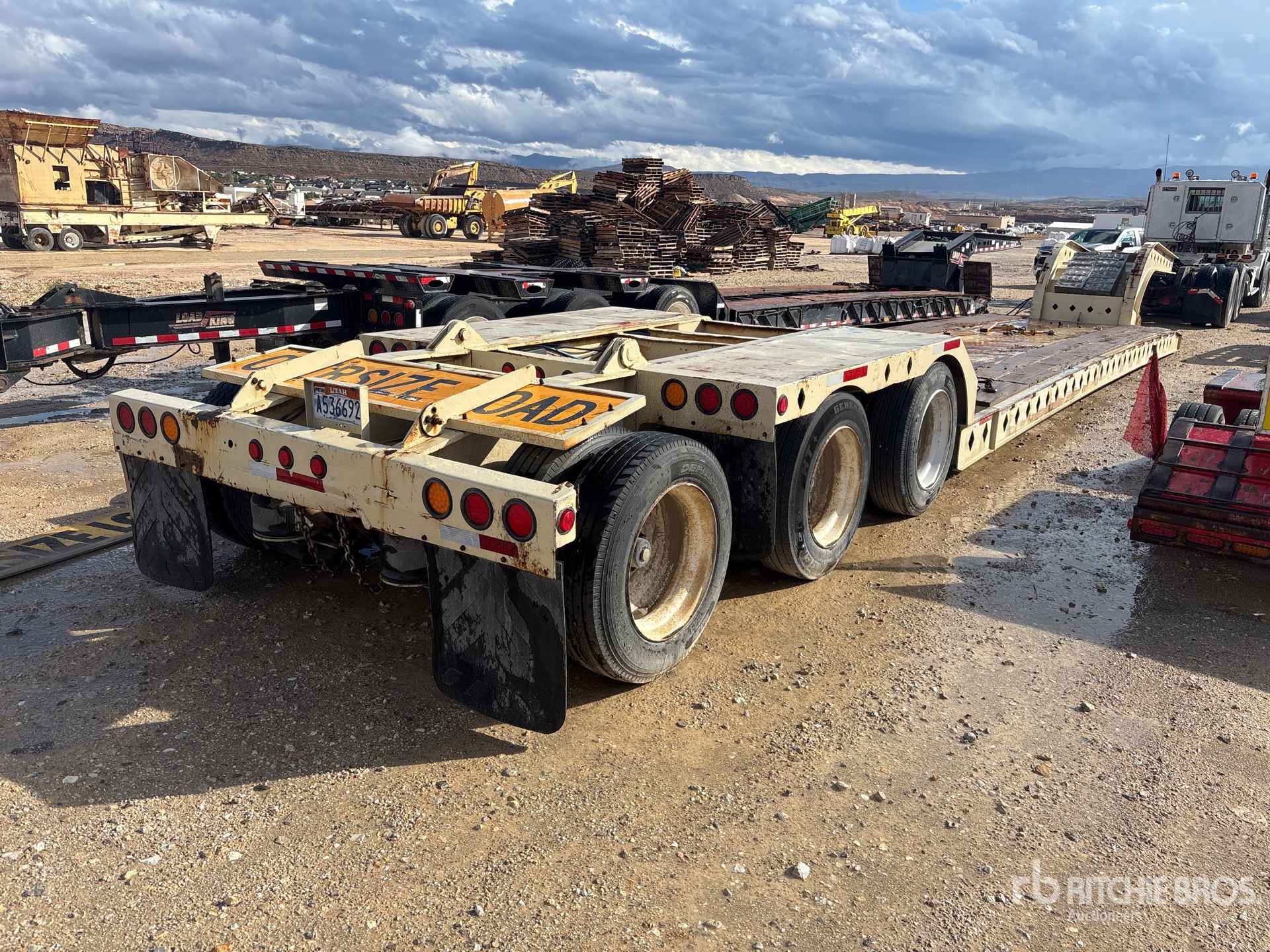 1994 Diamond 45 ton Tri/A Removable Gooseneck