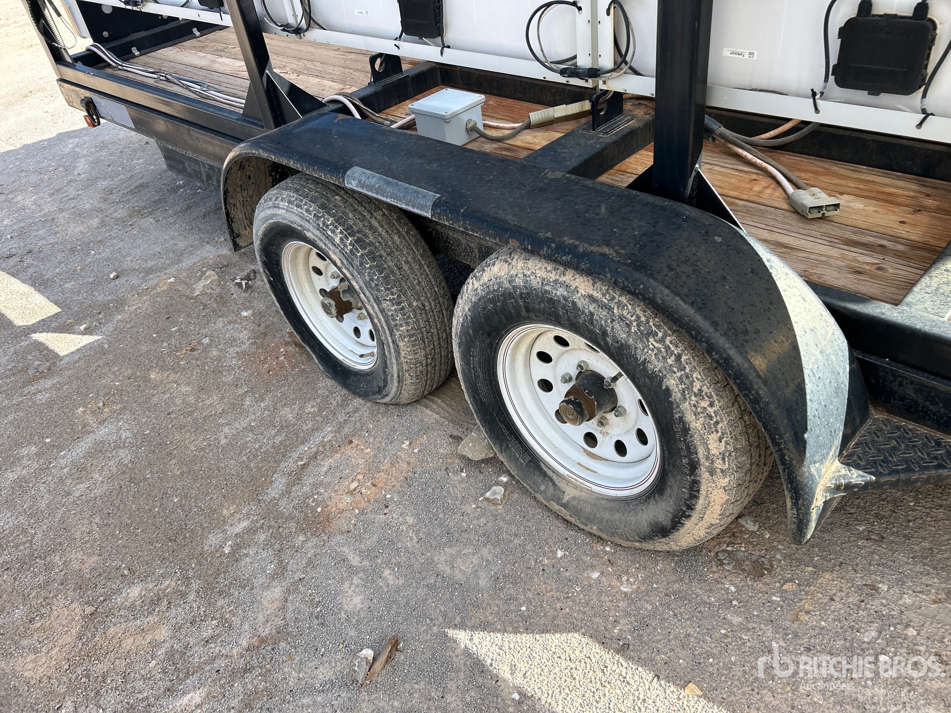 2012 Larson T/A DRAWBAR SOLAR TRAILER