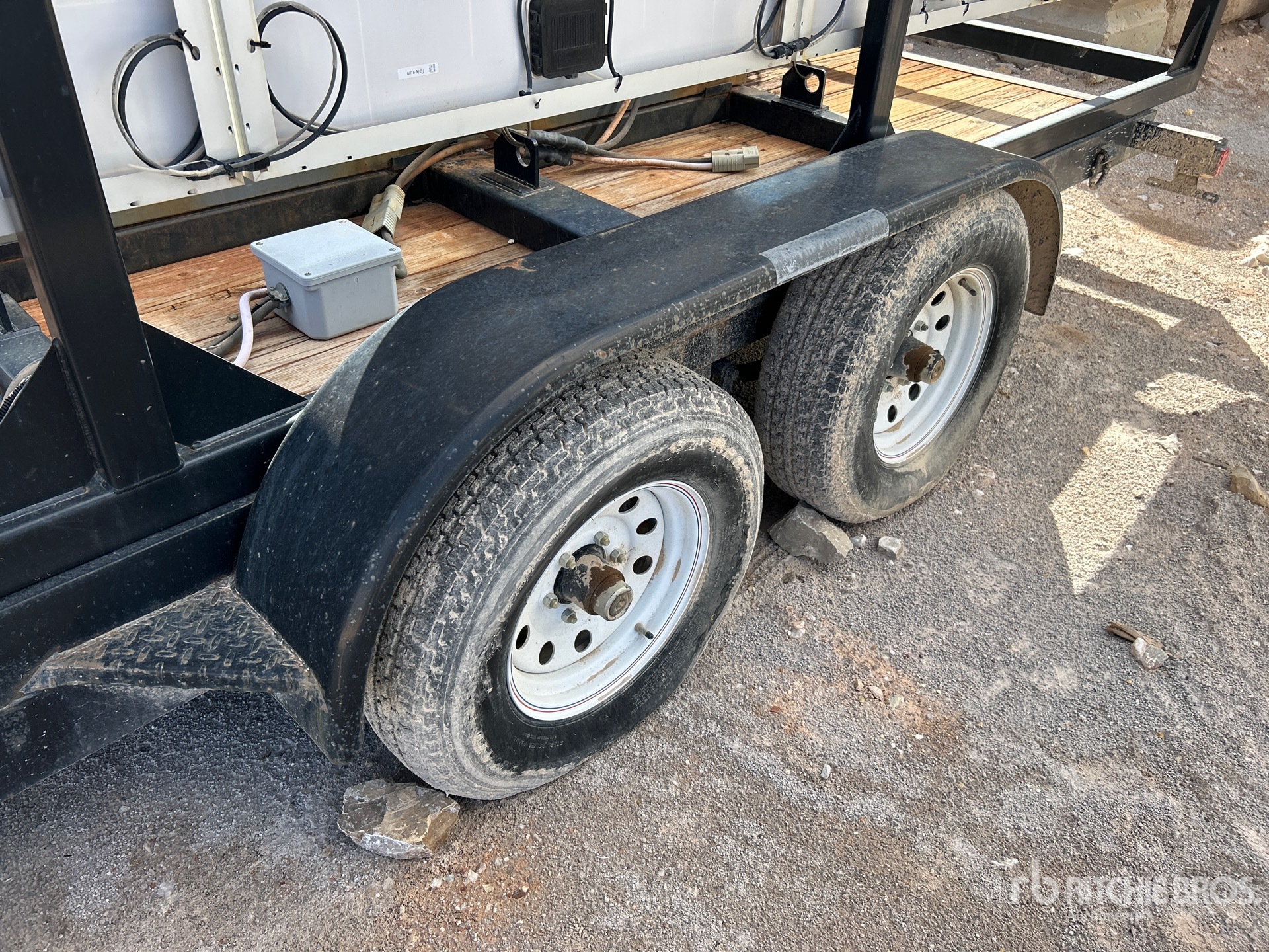 2012 Larson T/A DRAWBAR SOLAR TRAILER